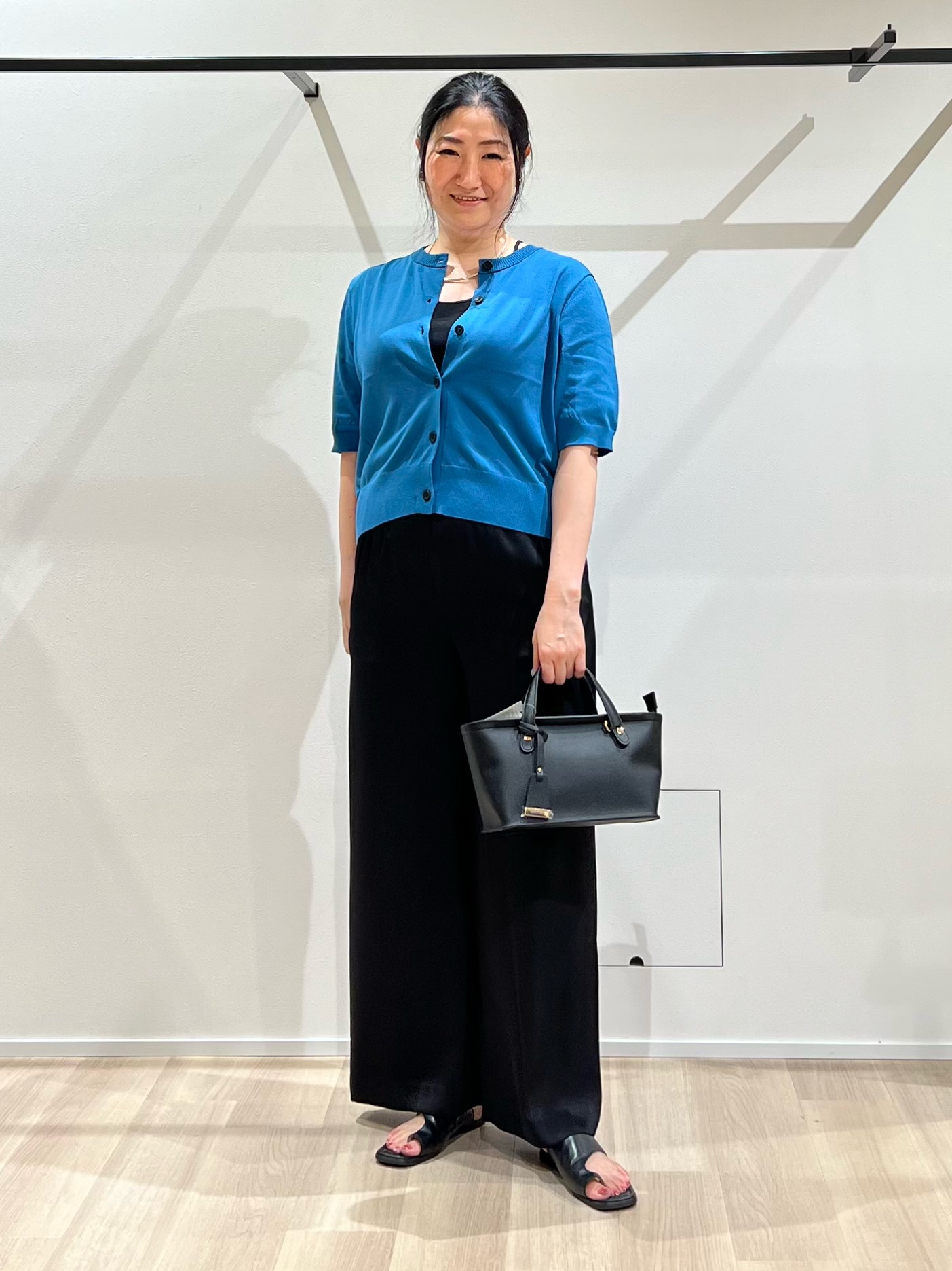 TOMOMIさんの「UNTITLED｜【すっきりコンパクト】ドライタッチ5分袖カーディガン」を使ったコーディネート