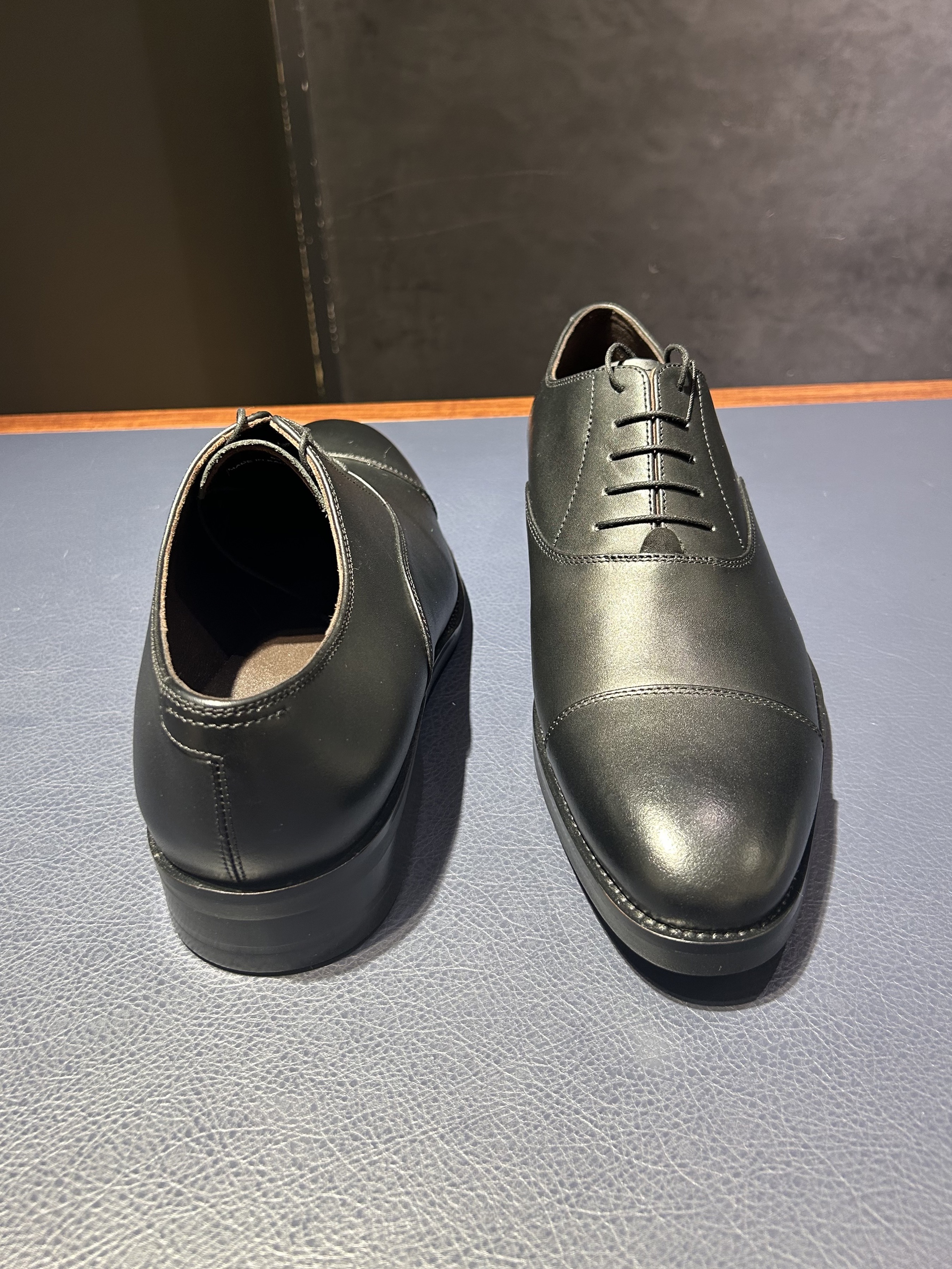 uchihiroさんの「TAKEO KIKUCHI｜内羽根 ストレートチップ ドレスシューズ / レザービジネスシューズ」を使ったコーディネート