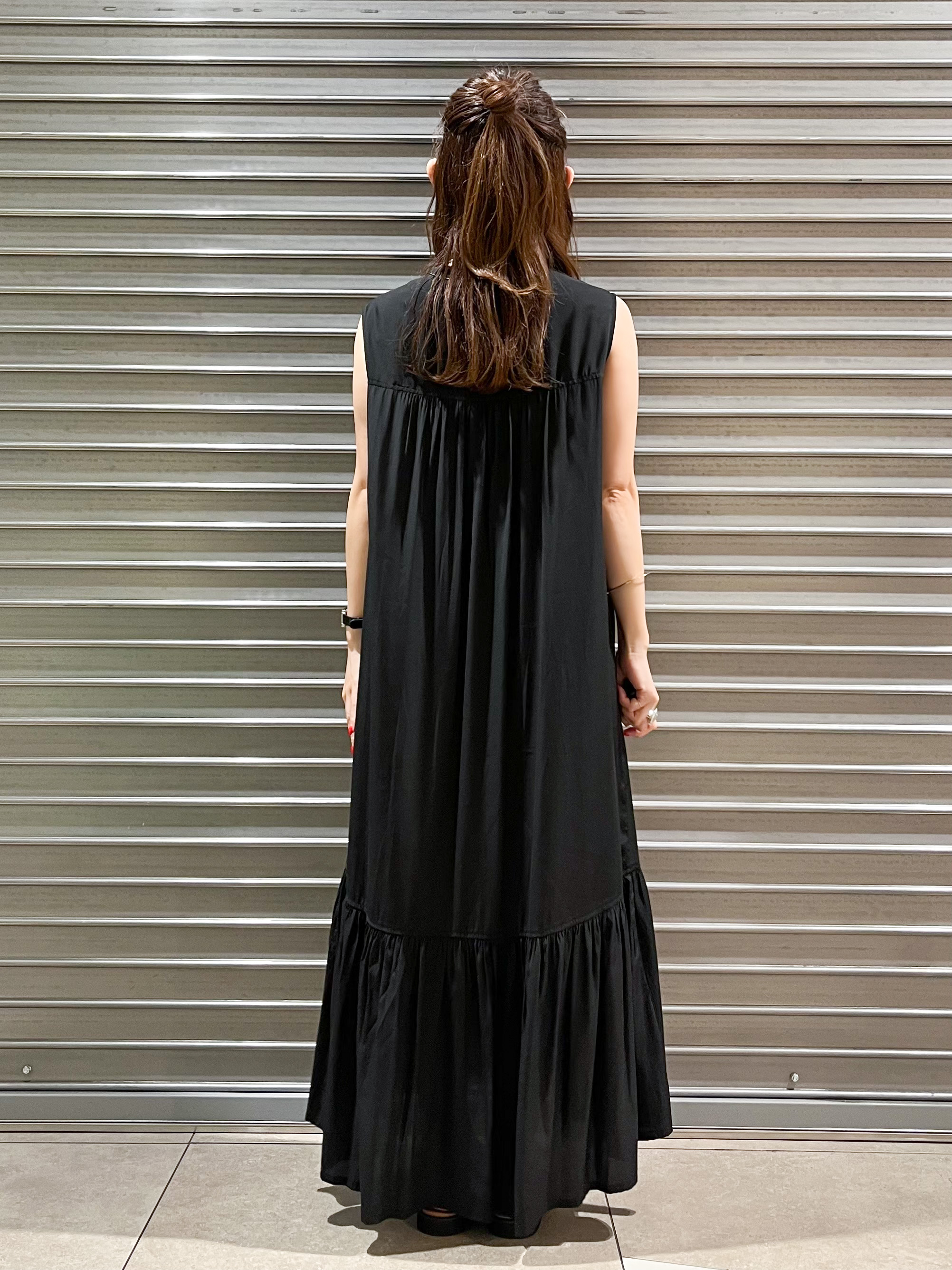 じゅんさんの「DRESSTERIOR｜ノースリーブギャザーヘムワンピース」を使ったコーディネート