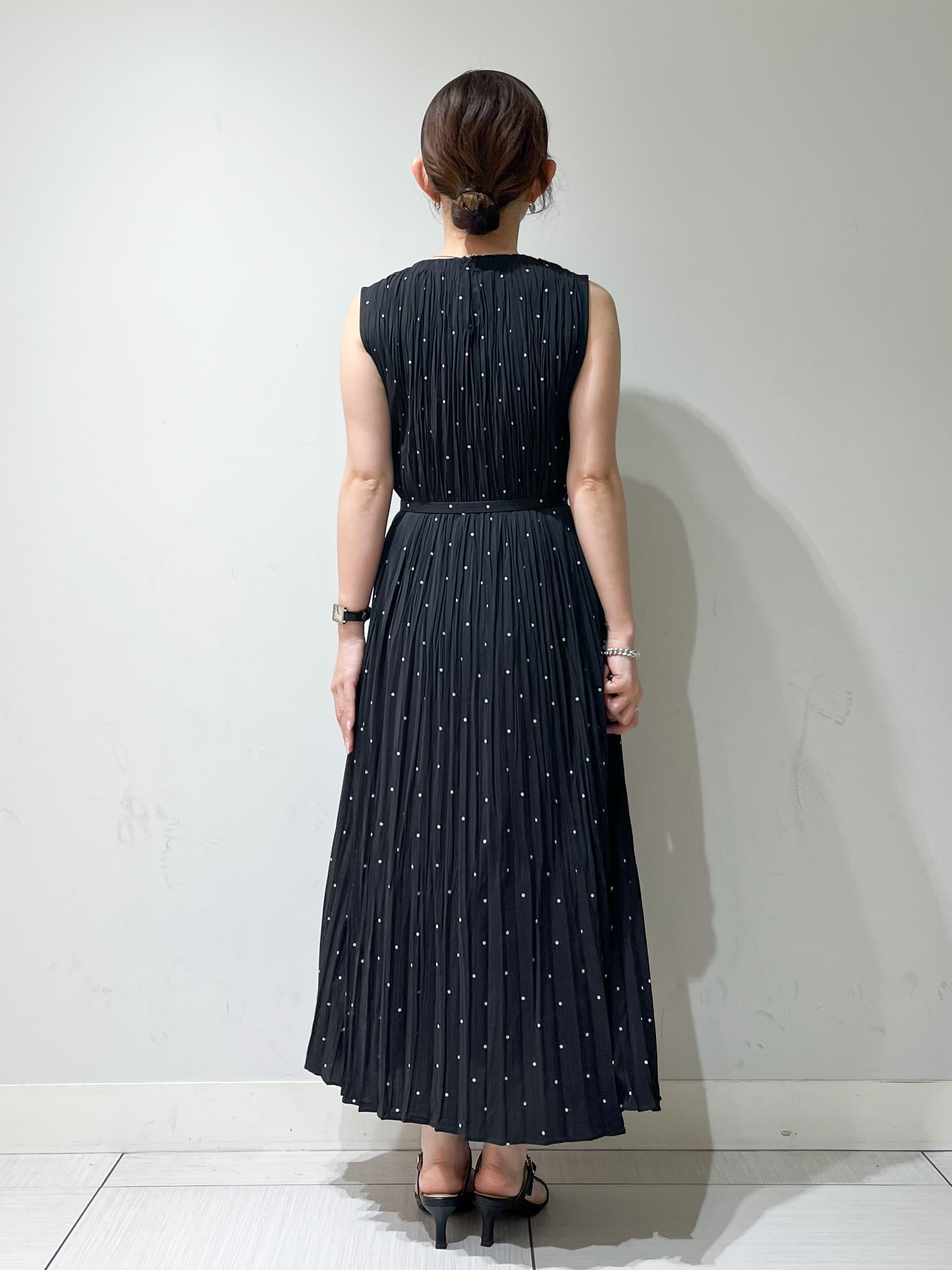 じゅんさんの「DRESSTERIOR｜【ウォッシャブル/2WAYシルエット】ノースリーブプリーツワンピース」を使ったコーディネート