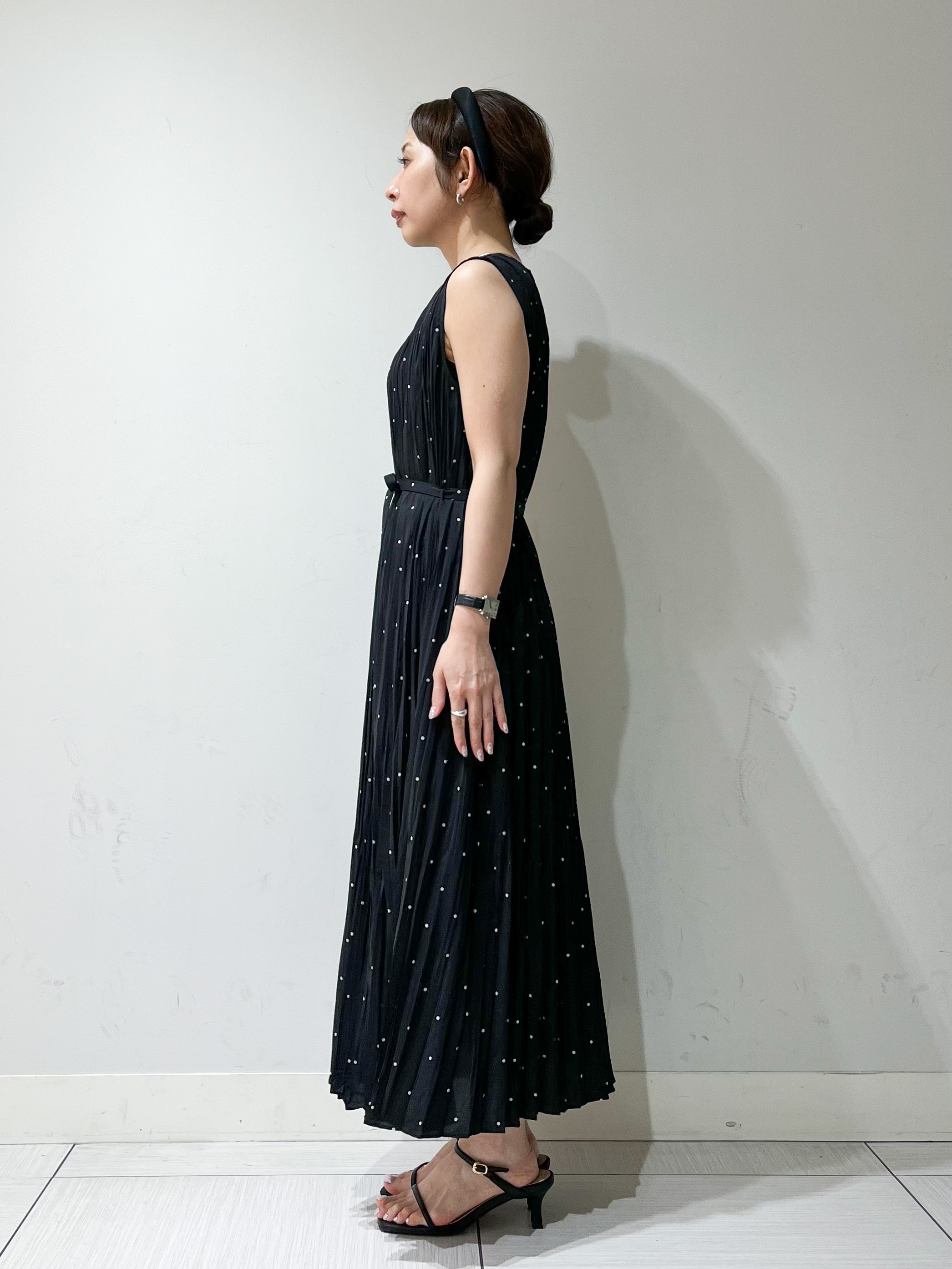 じゅんさんの「DRESSTERIOR｜【ウォッシャブル/2WAYシルエット】ノースリーブプリーツワンピース」を使ったコーディネート