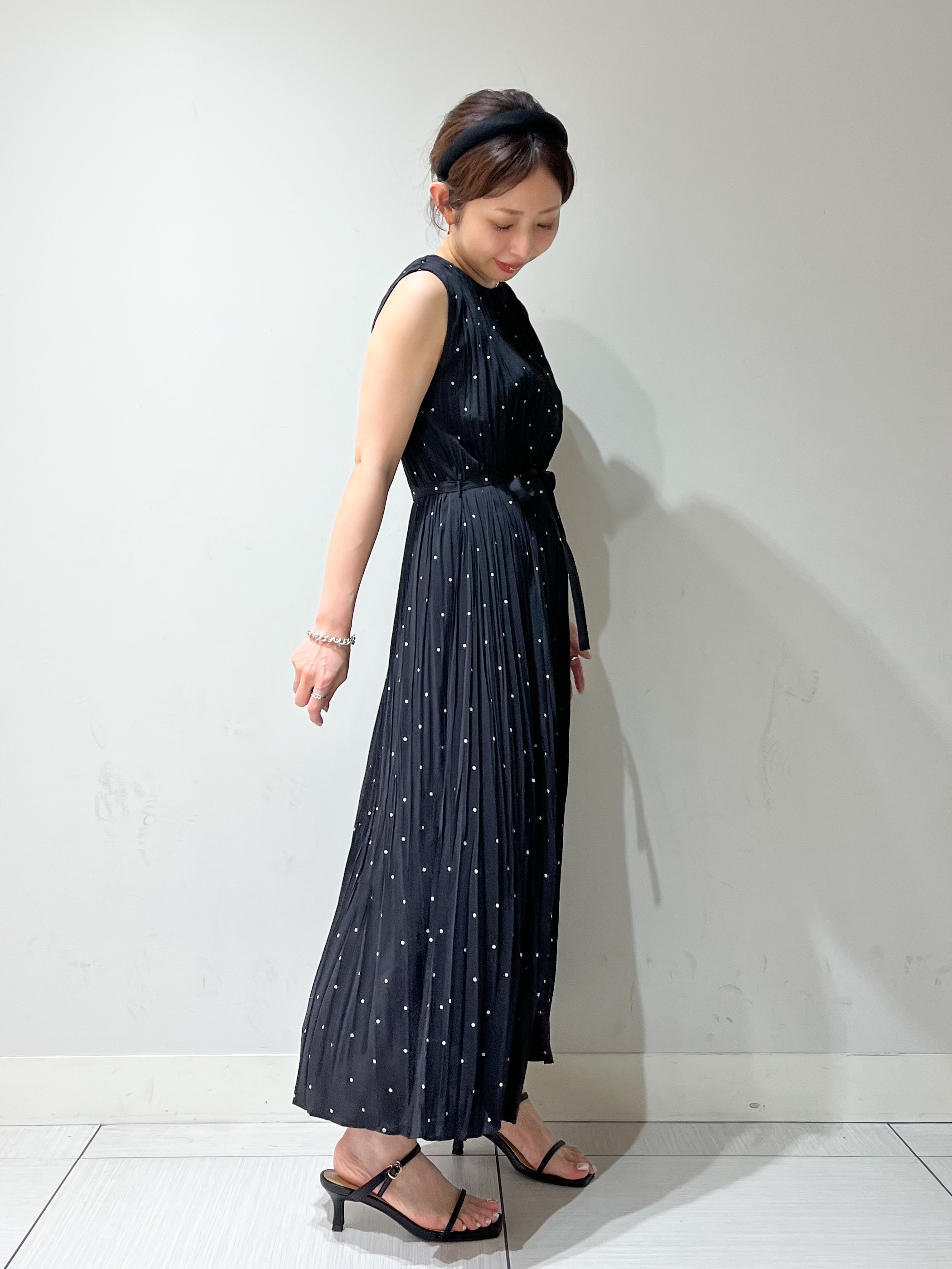 じゅんさんの「DRESSTERIOR｜【ウォッシャブル/2WAYシルエット】ノースリーブプリーツワンピース」を使ったコーディネート