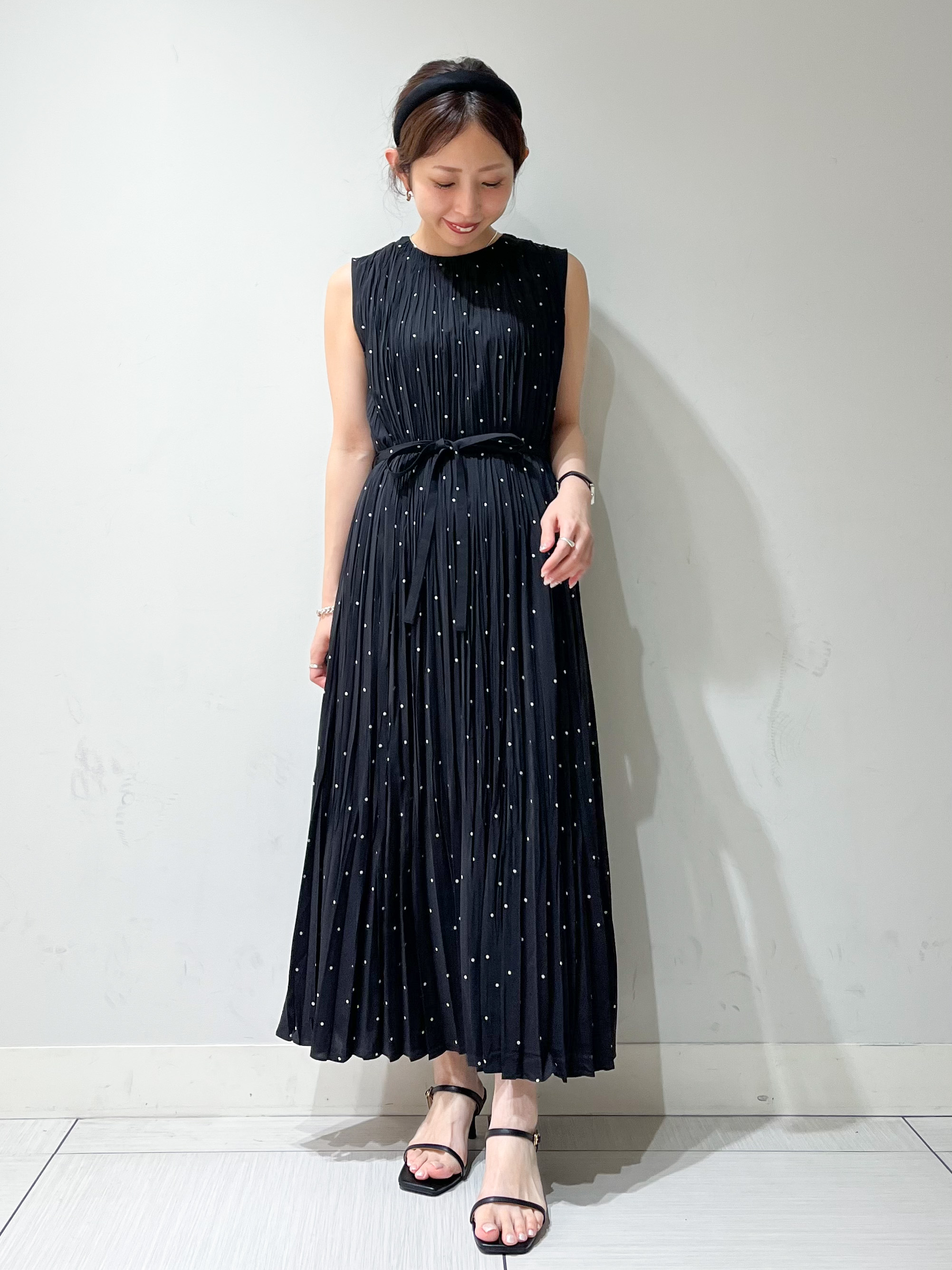 じゅんさんの「DRESSTERIOR｜【ウォッシャブル/2WAYシルエット】ノースリーブプリーツワンピース」を使ったコーディネート