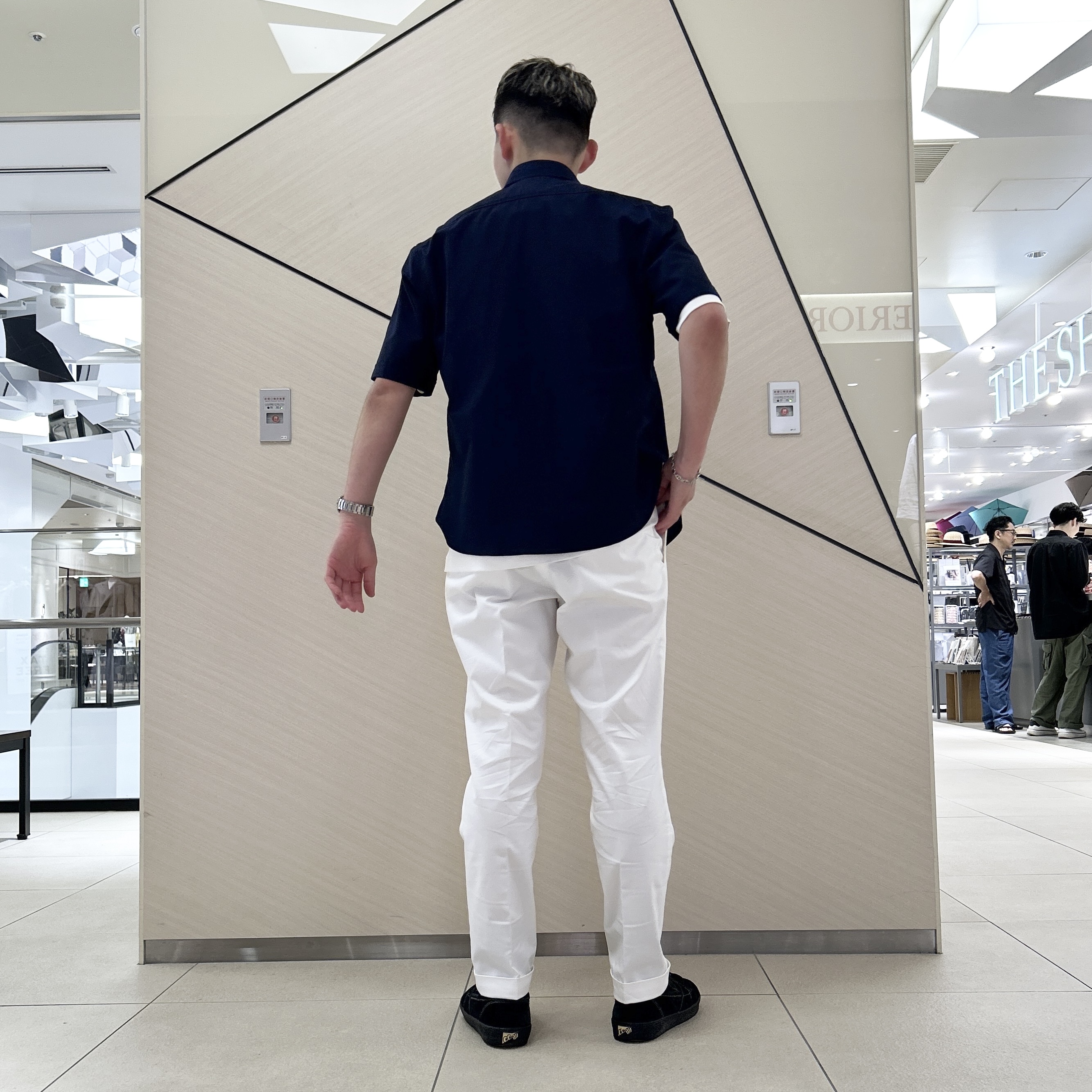 千葉亮太さんの「DRESSTERIOR｜ナイトエンブロイ オックスシャツ」を使ったコーディネート