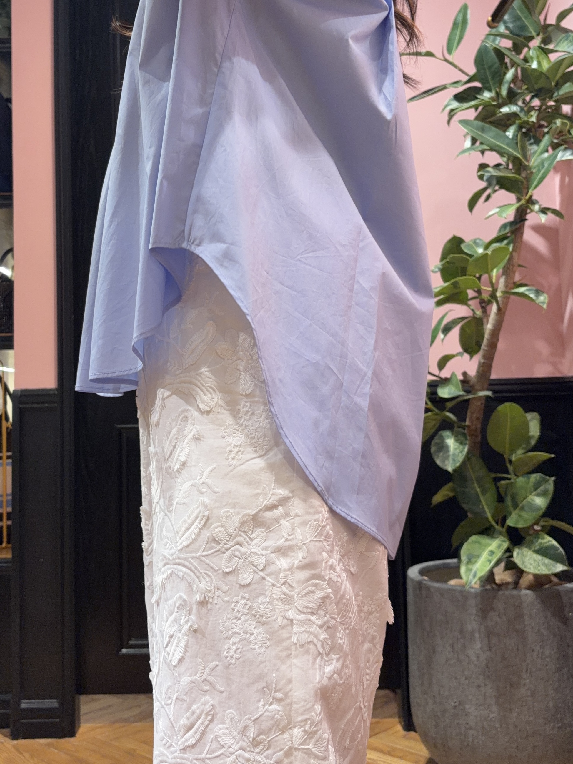 SAKAIさんの「DRESSTERIOR｜フレンチスリーブ スキッパーブラウス」を使ったコーディネート