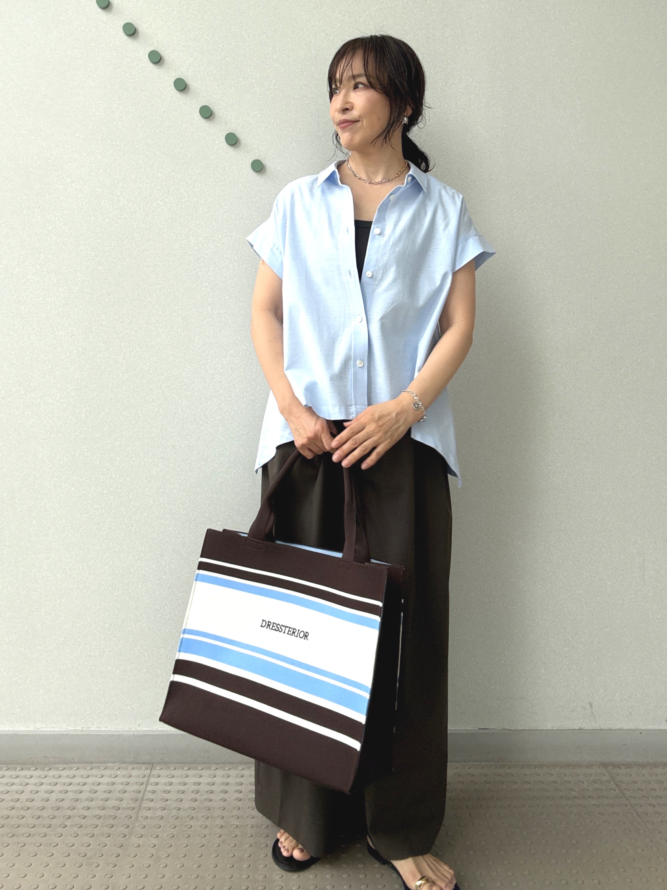 kawamuraさんの「DRESSTERIOR｜【毎年人気/ウォッシャブル】バックフレアオックスシャツ」を使ったコーディネート