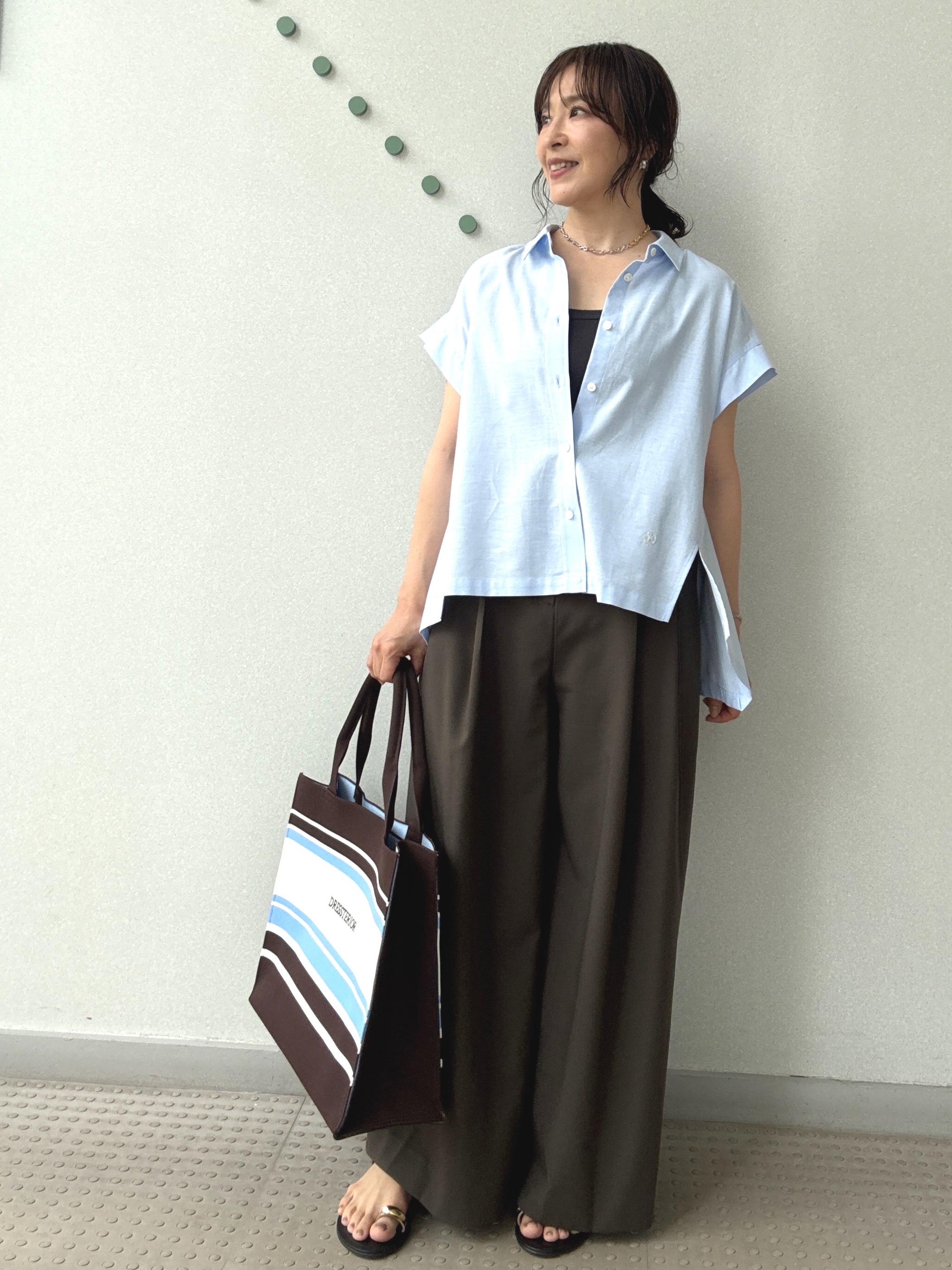 kawamuraさんの「DRESSTERIOR｜【毎年人気/ウォッシャブル】バックフレアオックスシャツ」を使ったコーディネート