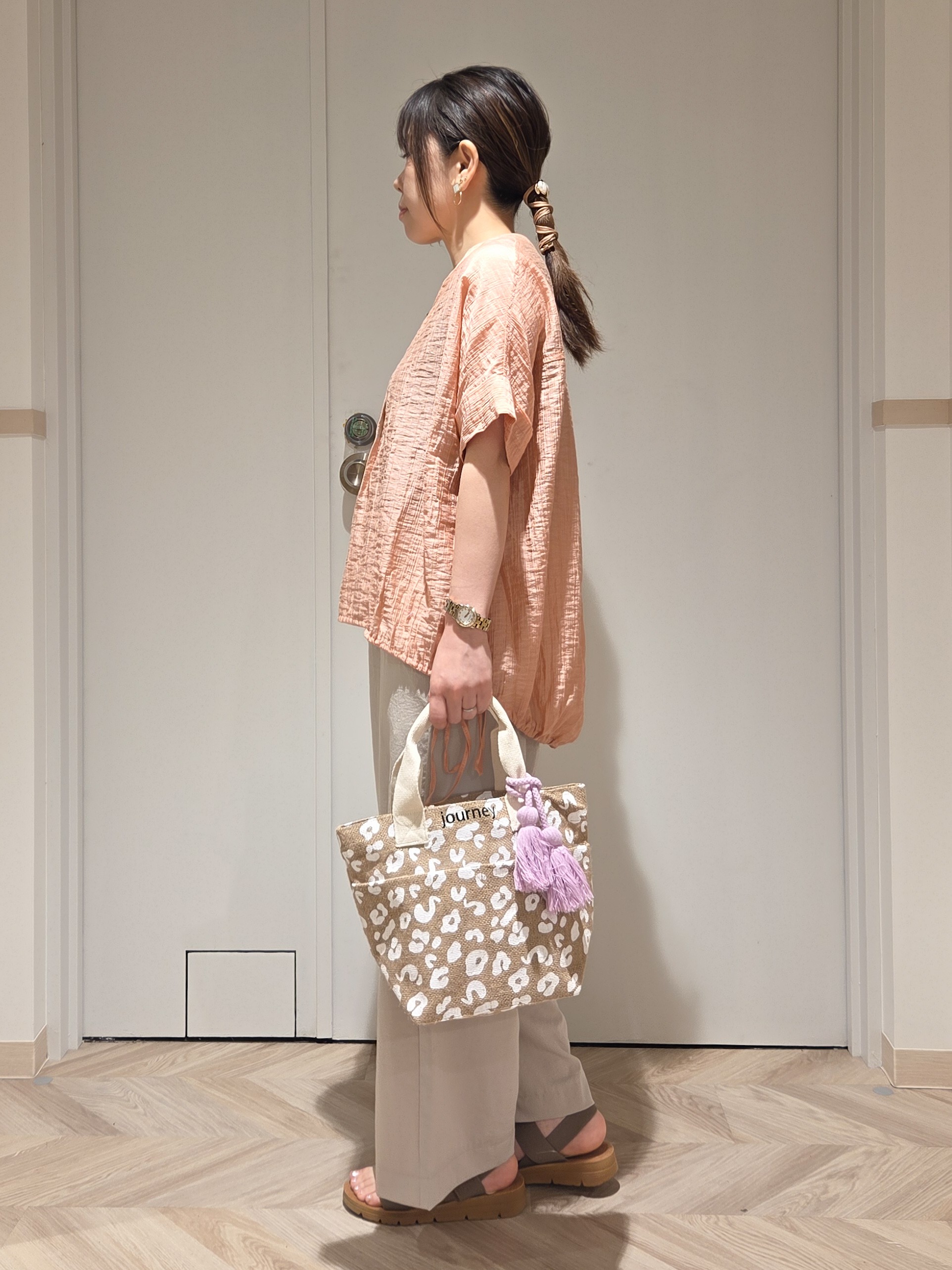TSUCHIYAさんの「SHOO･LA･RUE｜【高レビュー/体型カバー】インせず着られる スキッパー裾リボンブラウス」を使ったコーディネート