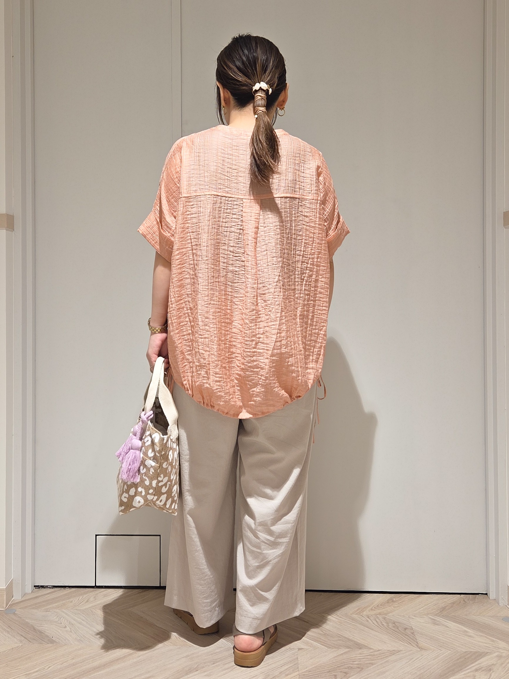 TSUCHIYAさんの「SHOO･LA･RUE｜【高レビュー/体型カバー】インせず着られる スキッパー裾リボンブラウス」を使ったコーディネート