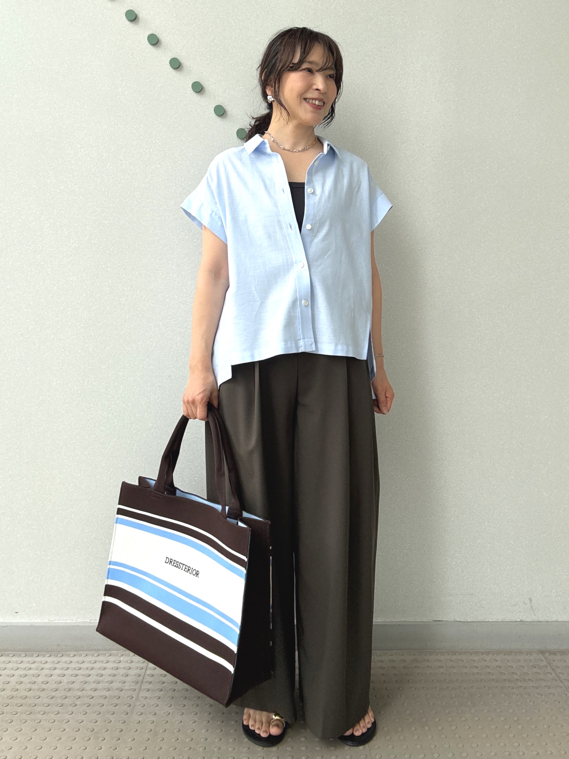 kawamuraさんの「DRESSTERIOR｜【毎年人気/ウォッシャブル】バックフレアオックスシャツ」を使ったコーディネート