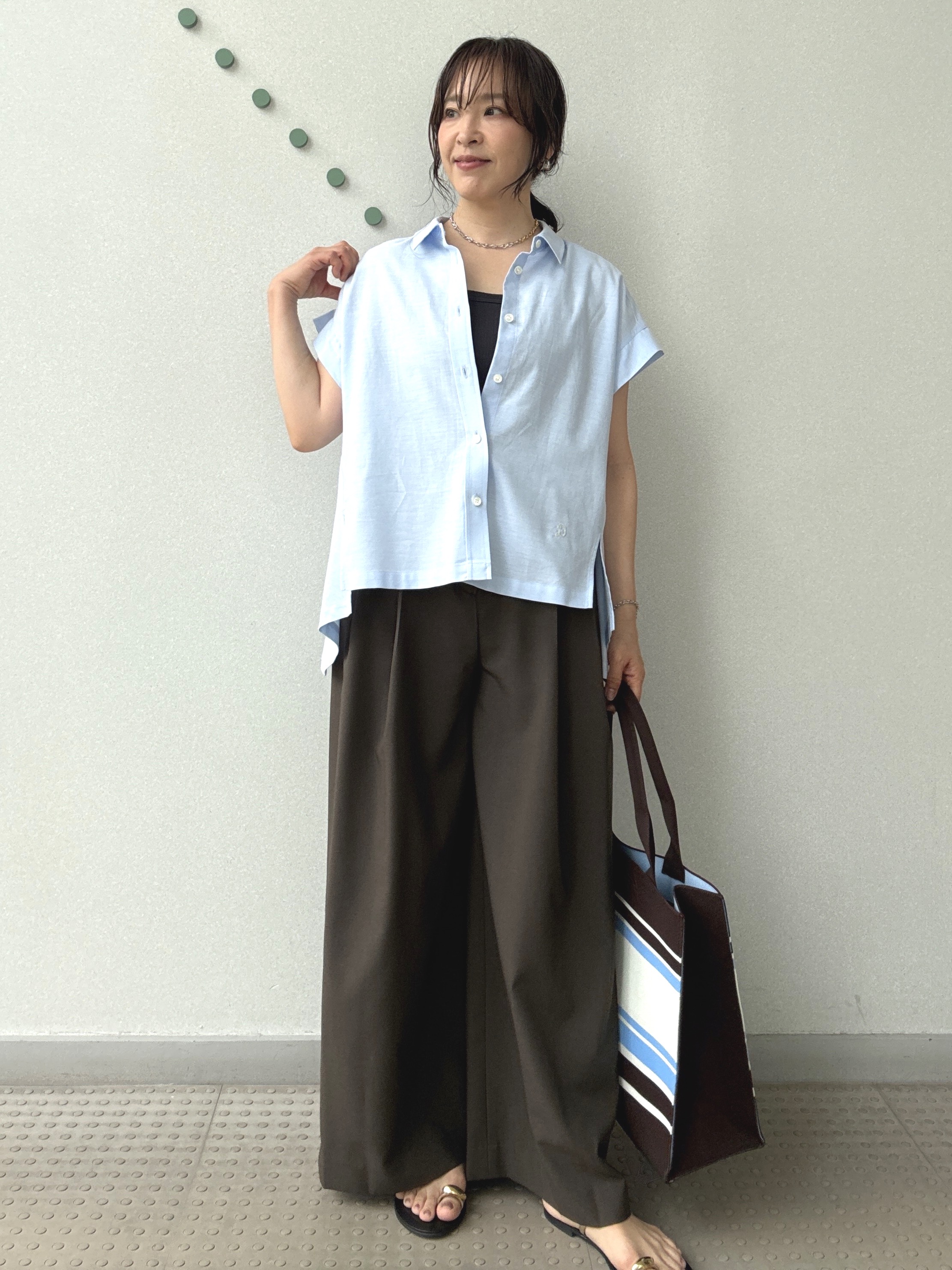 kawamuraさんの「DRESSTERIOR｜【毎年人気/ウォッシャブル】バックフレアオックスシャツ」を使ったコーディネート