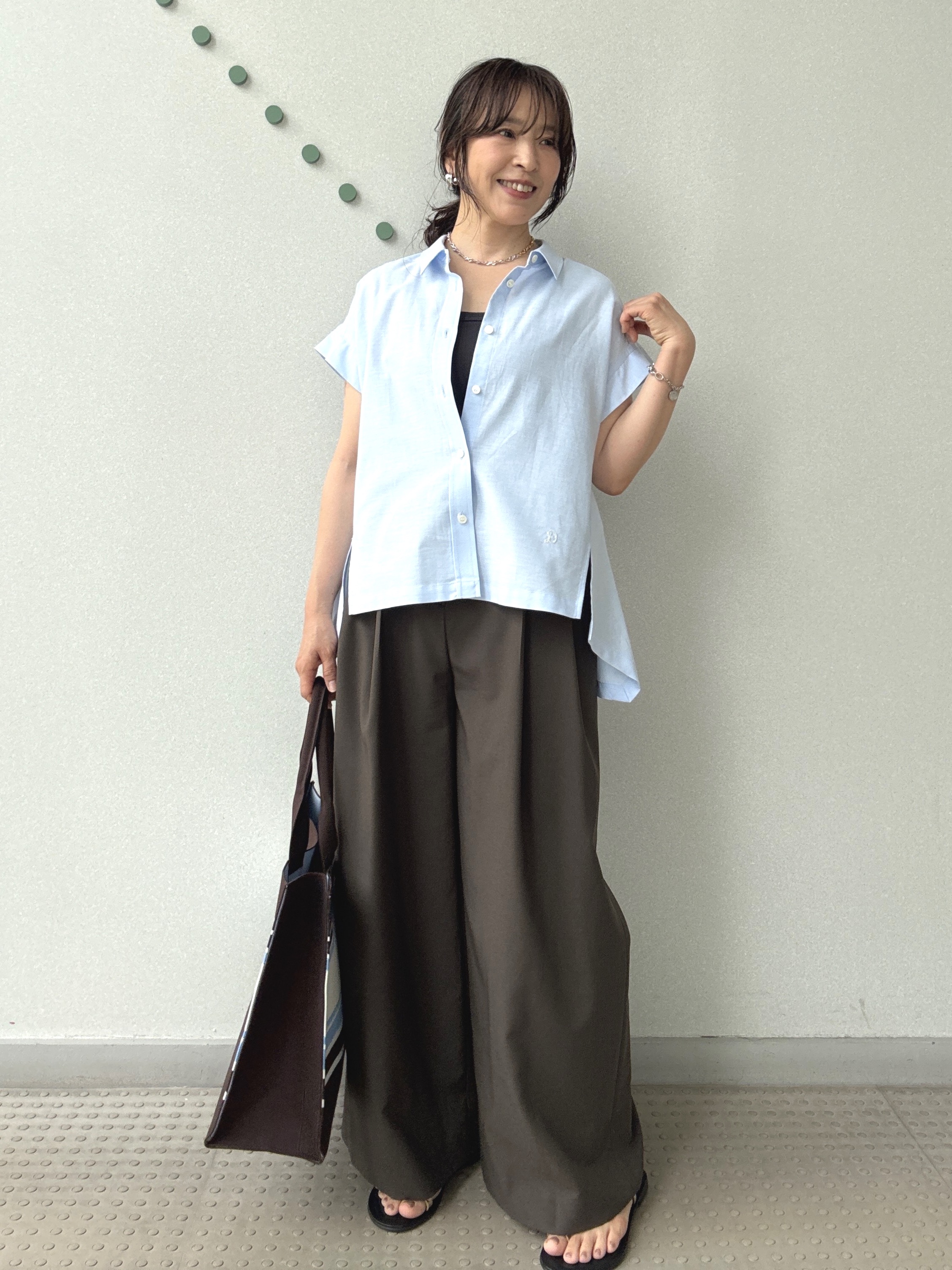 kawamuraさんの「DRESSTERIOR｜【毎年人気/ウォッシャブル】バックフレアオックスシャツ」を使ったコーディネート