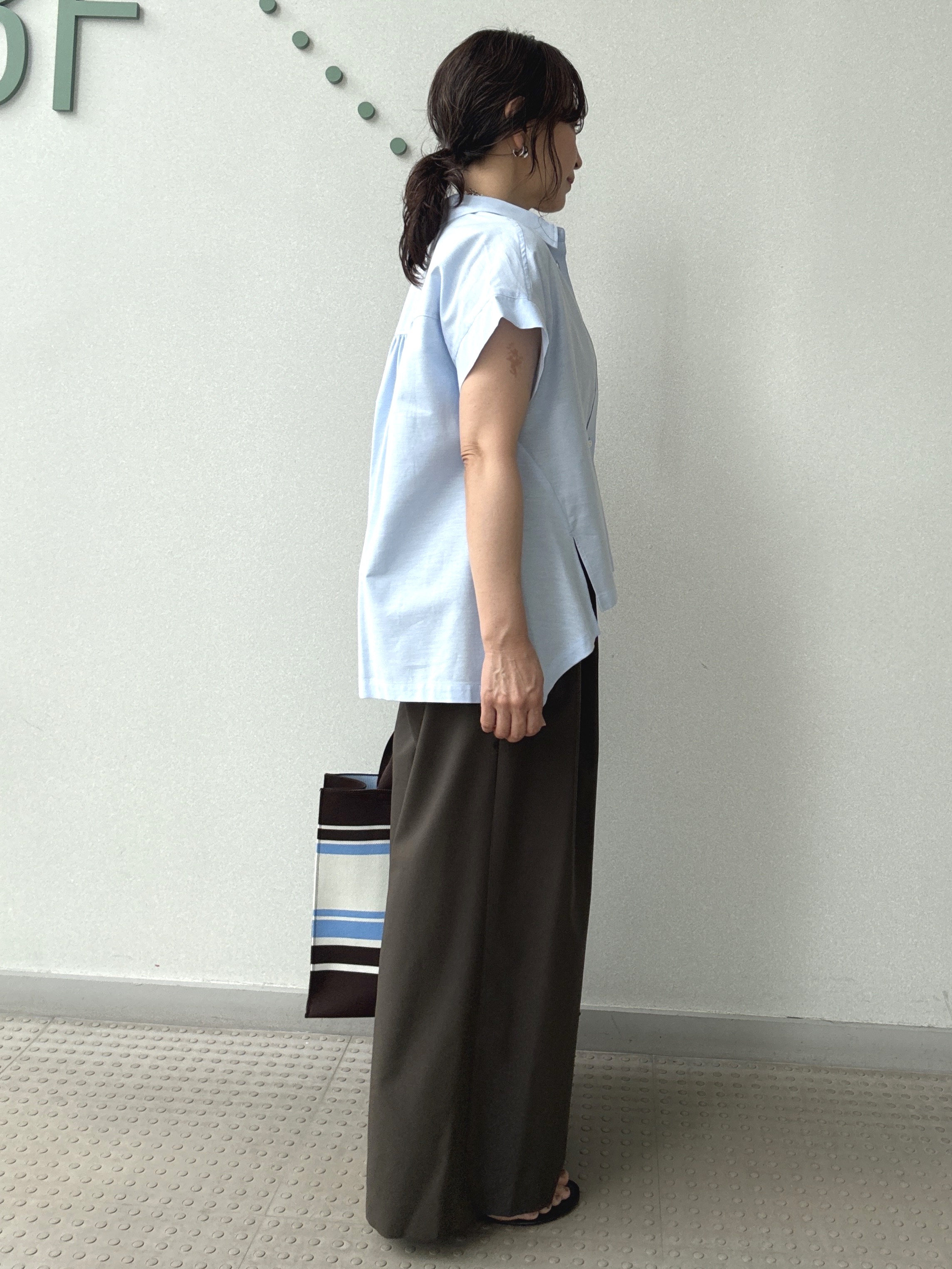 kawamuraさんの「DRESSTERIOR｜【毎年人気/ウォッシャブル】バックフレアオックスシャツ」を使ったコーディネート