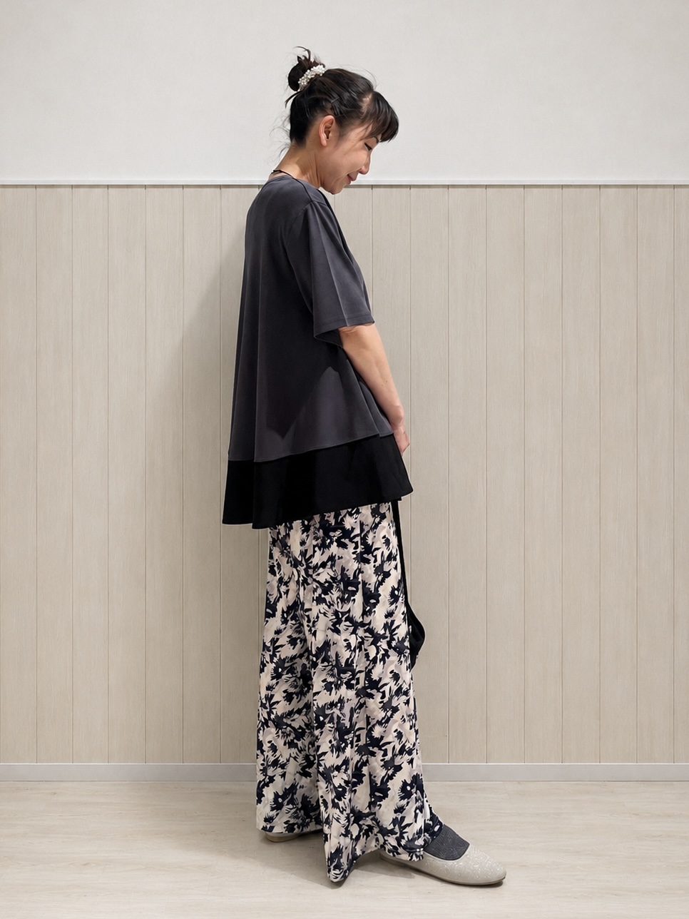 まつみさんの「SHOO･LA･RUE｜【ひんやり/UV/抗菌防臭】体型カバーも叶う 裾切り替えAライントップス」を使ったコーディネート