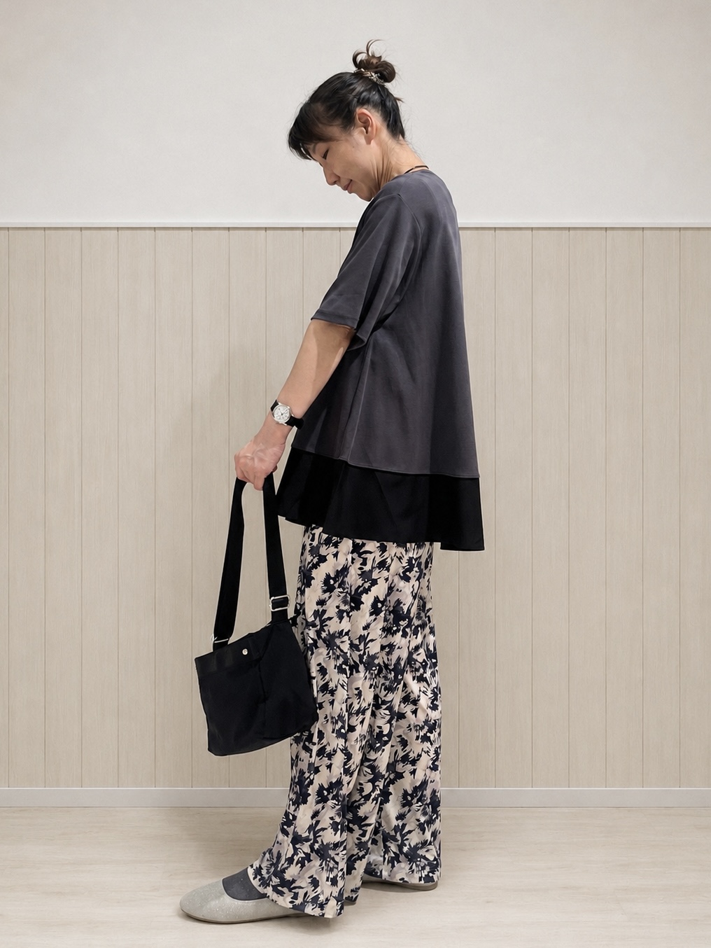 まつみさんの「SHOO･LA･RUE｜【ひんやり/UV/抗菌防臭】体型カバーも叶う 裾切り替えAライントップス」を使ったコーディネート