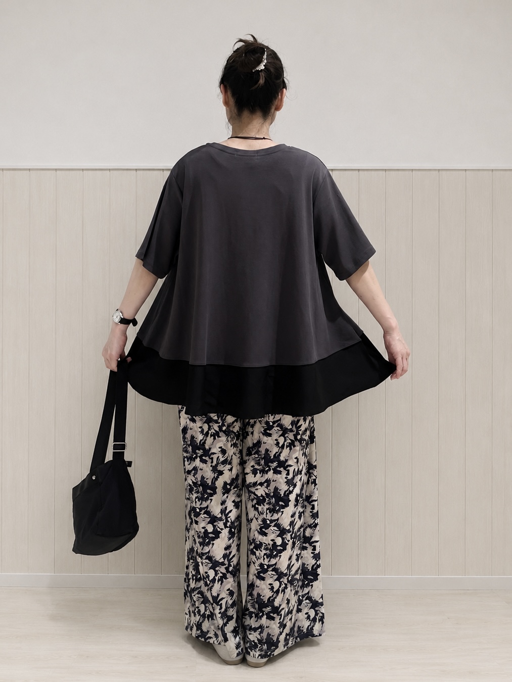 まつみさんの「SHOO･LA･RUE｜【ひんやり/UV/抗菌防臭】体型カバーも叶う 裾切り替えAライントップス」を使ったコーディネート