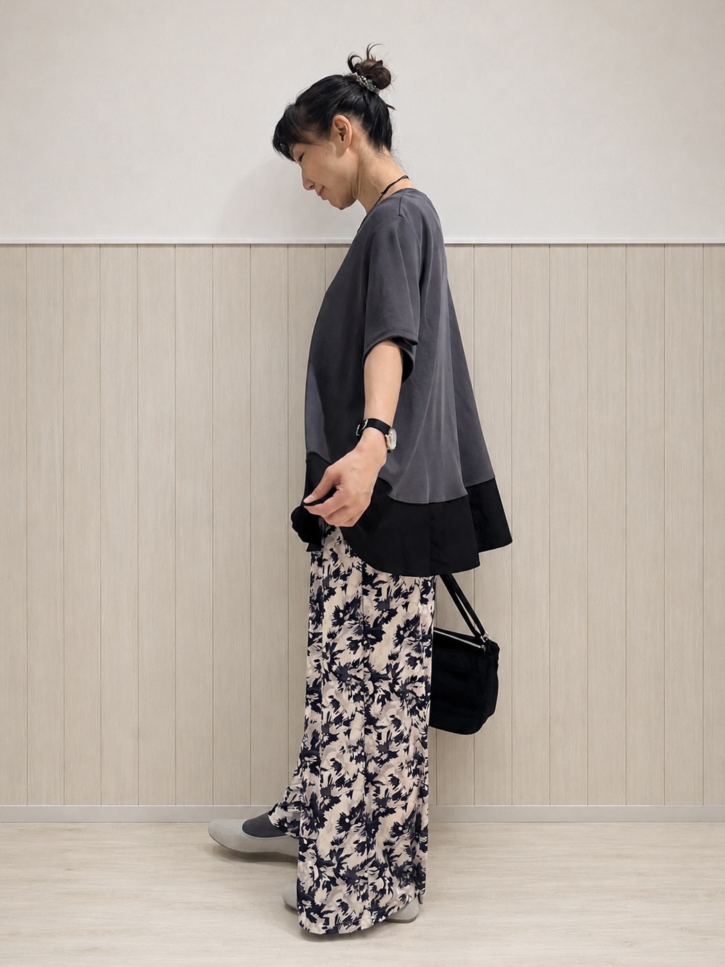 まつみさんの「SHOO･LA･RUE｜【ひんやり/UV/抗菌防臭】体型カバーも叶う 裾切り替えAライントップス」を使ったコーディネート