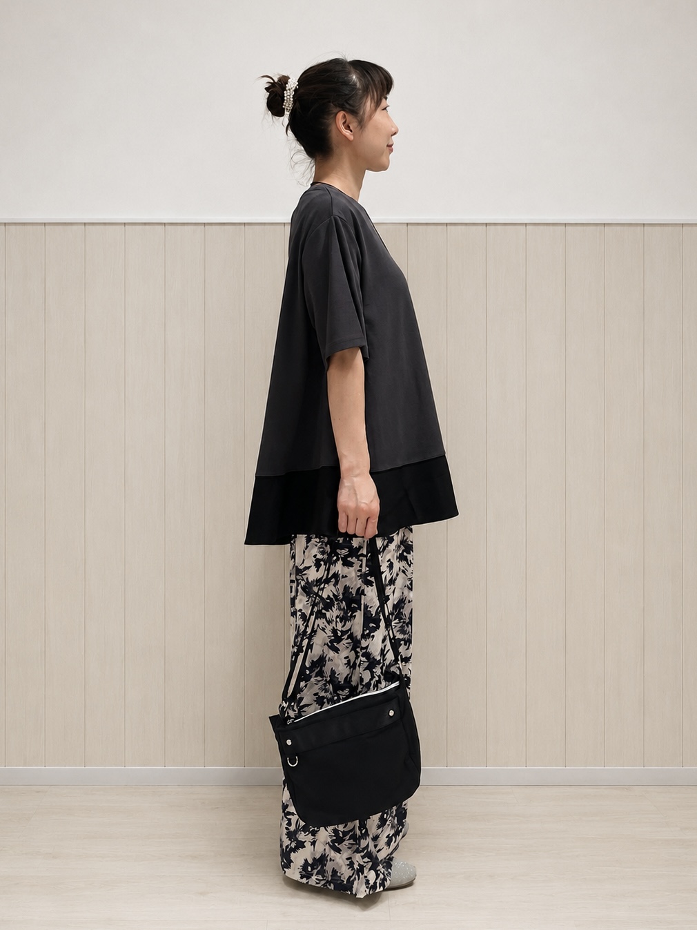 まつみさんの「SHOO･LA･RUE｜【ひんやり/UV/抗菌防臭】体型カバーも叶う 裾切り替えAライントップス」を使ったコーディネート