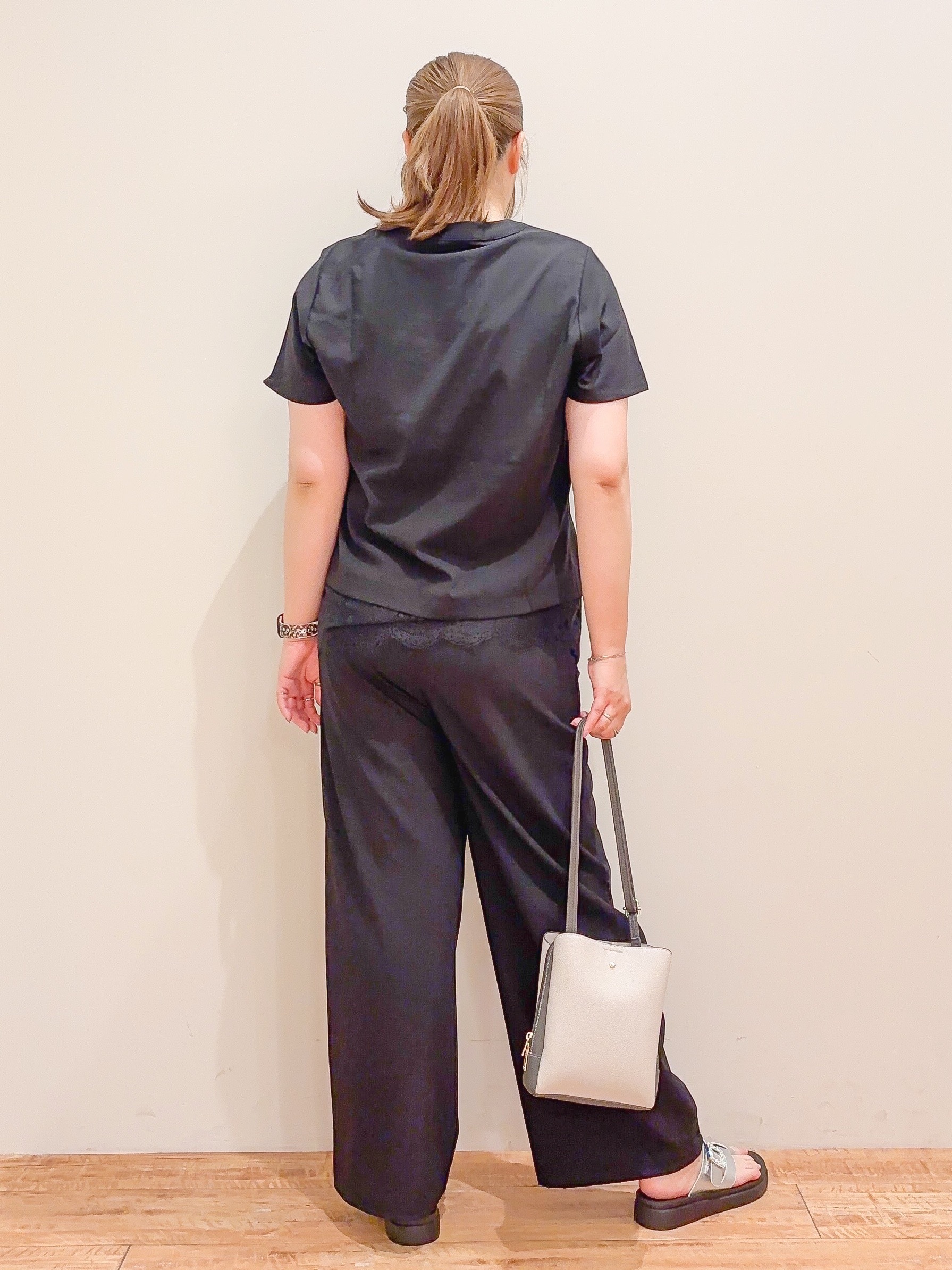 naoさんの「SHOO･LA･RUE｜【S-LL/洗濯機可】軽凛(かろりん)ひんやり スキッパー裾レースブラウス」を使ったコーディネート