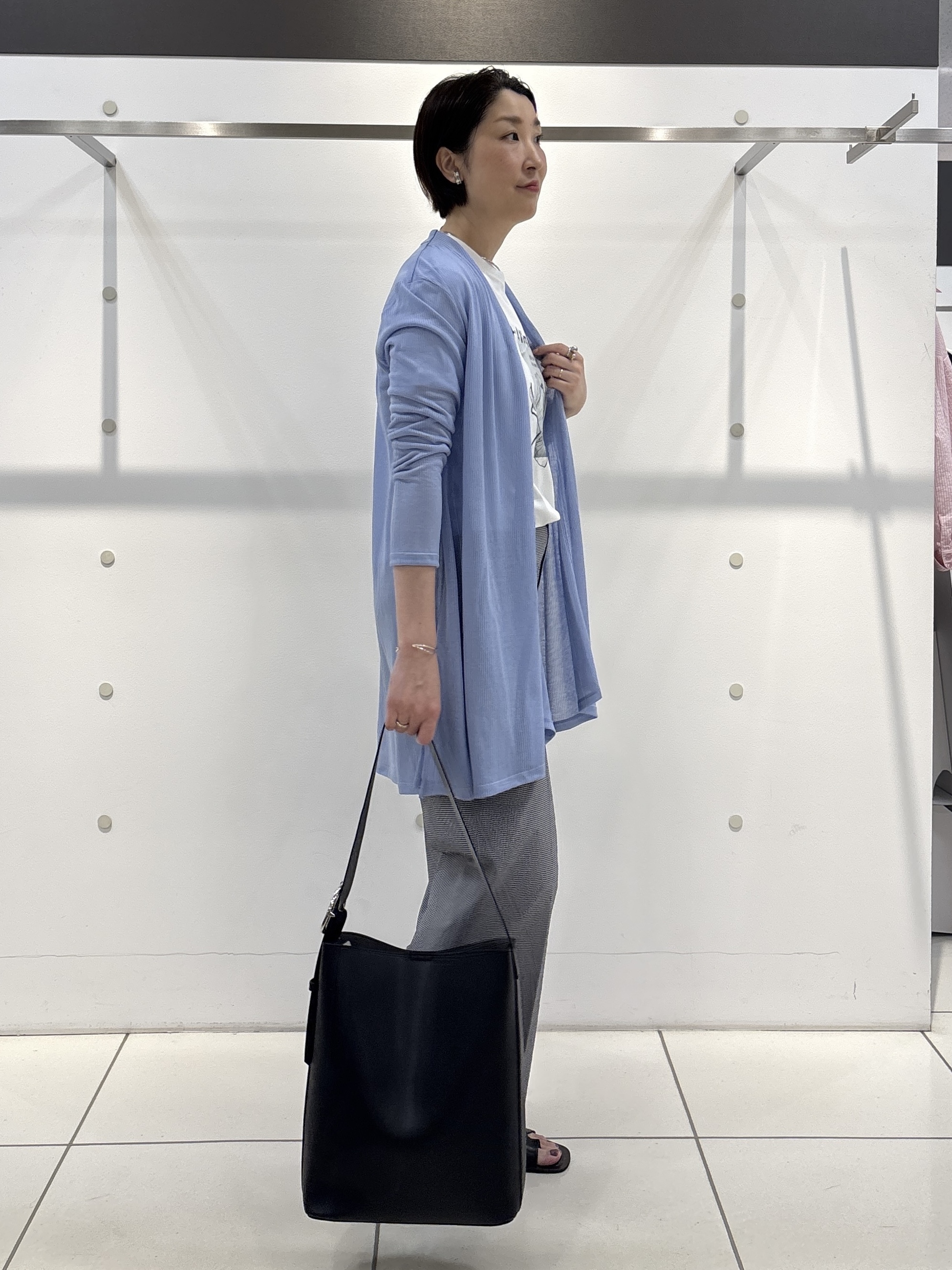 yuriさんの「INDIVI｜【洗える／アンサンブル可能】シアースストライプカーディガン」を使ったコーディネート