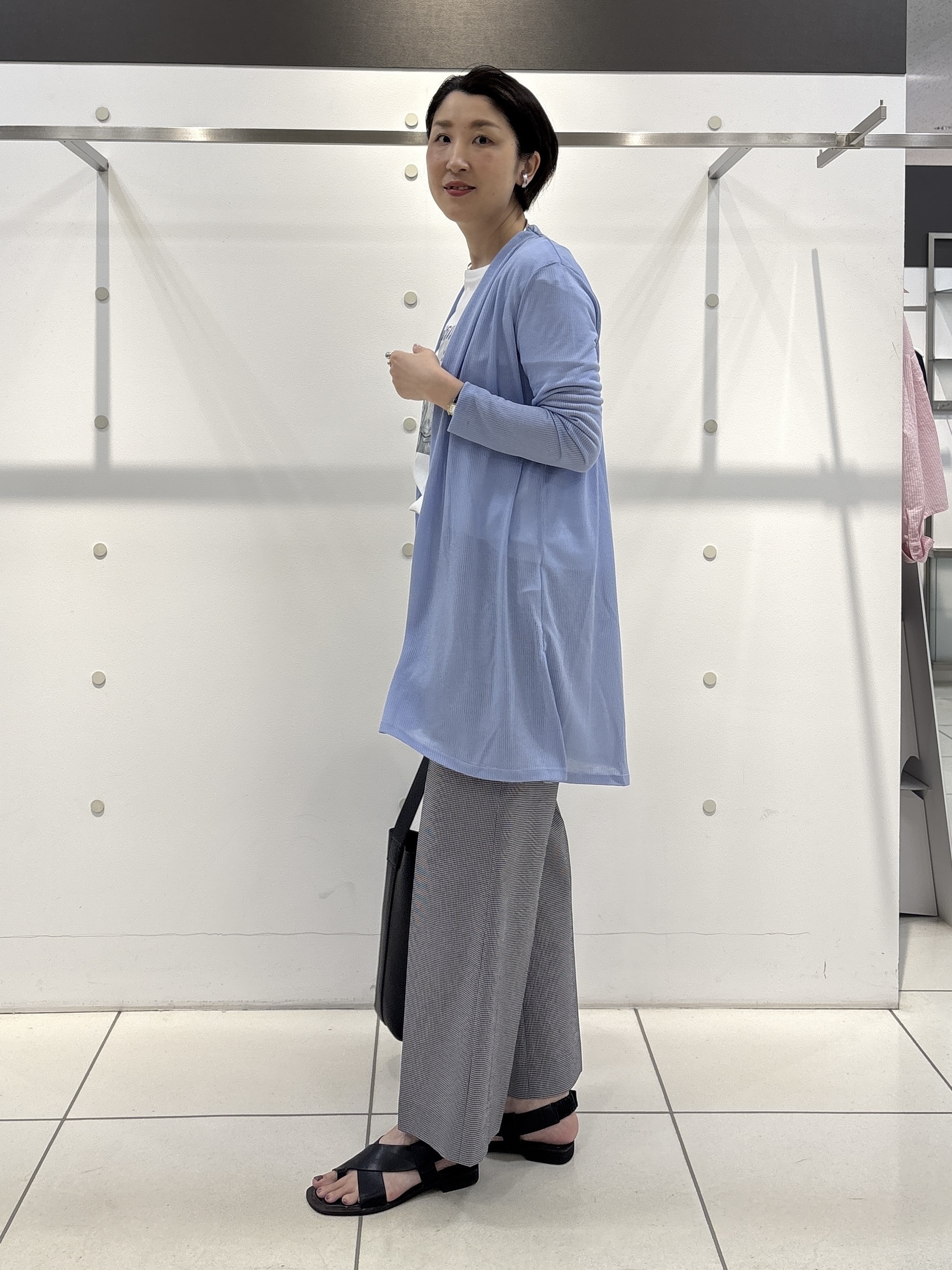 yuriさんの「INDIVI｜【洗える／アンサンブル可能】シアースストライプカーディガン」を使ったコーディネート