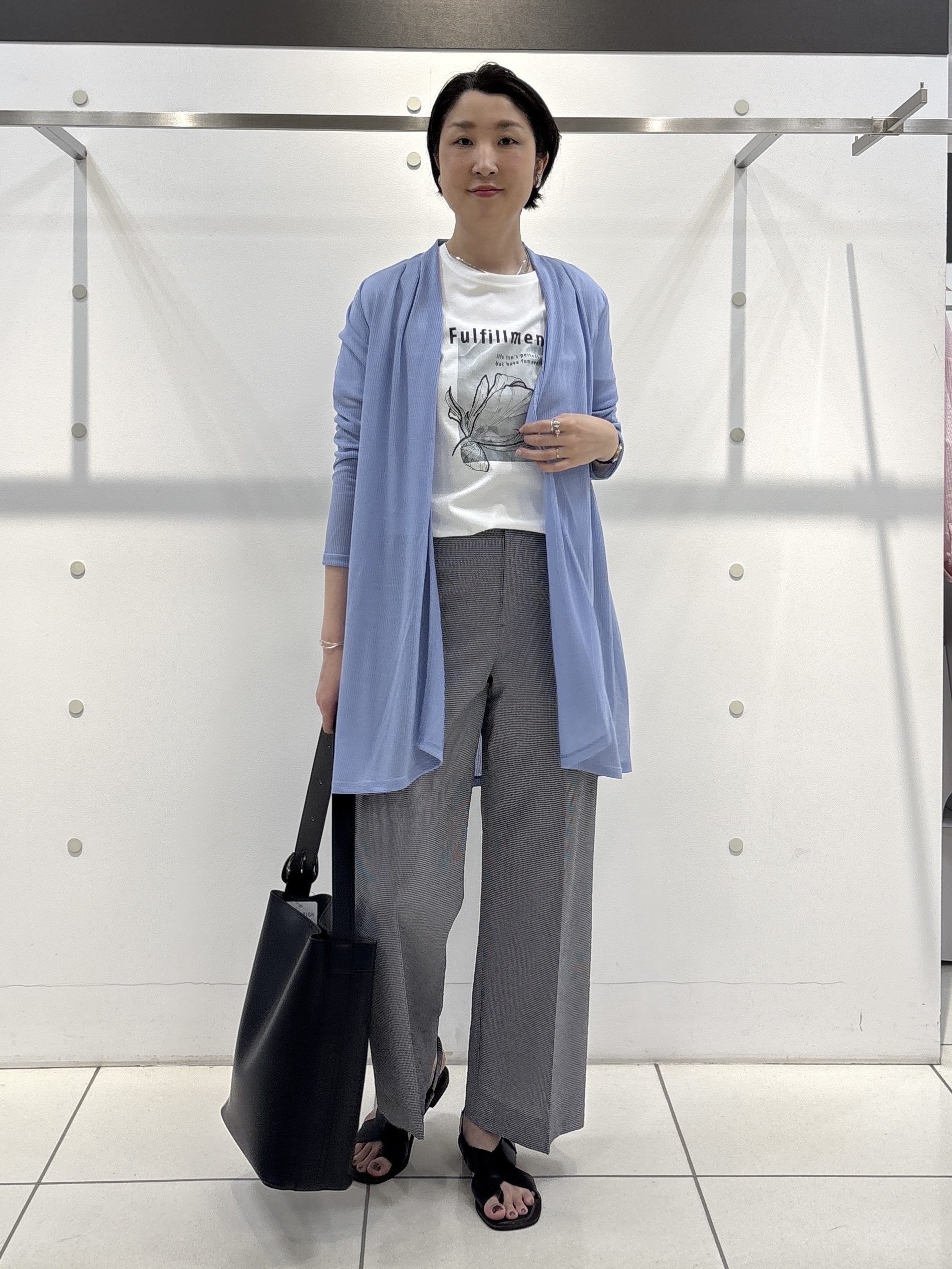 yuriさんの「INDIVI｜【洗える／アンサンブル可能】シアースストライプカーディガン」を使ったコーディネート
