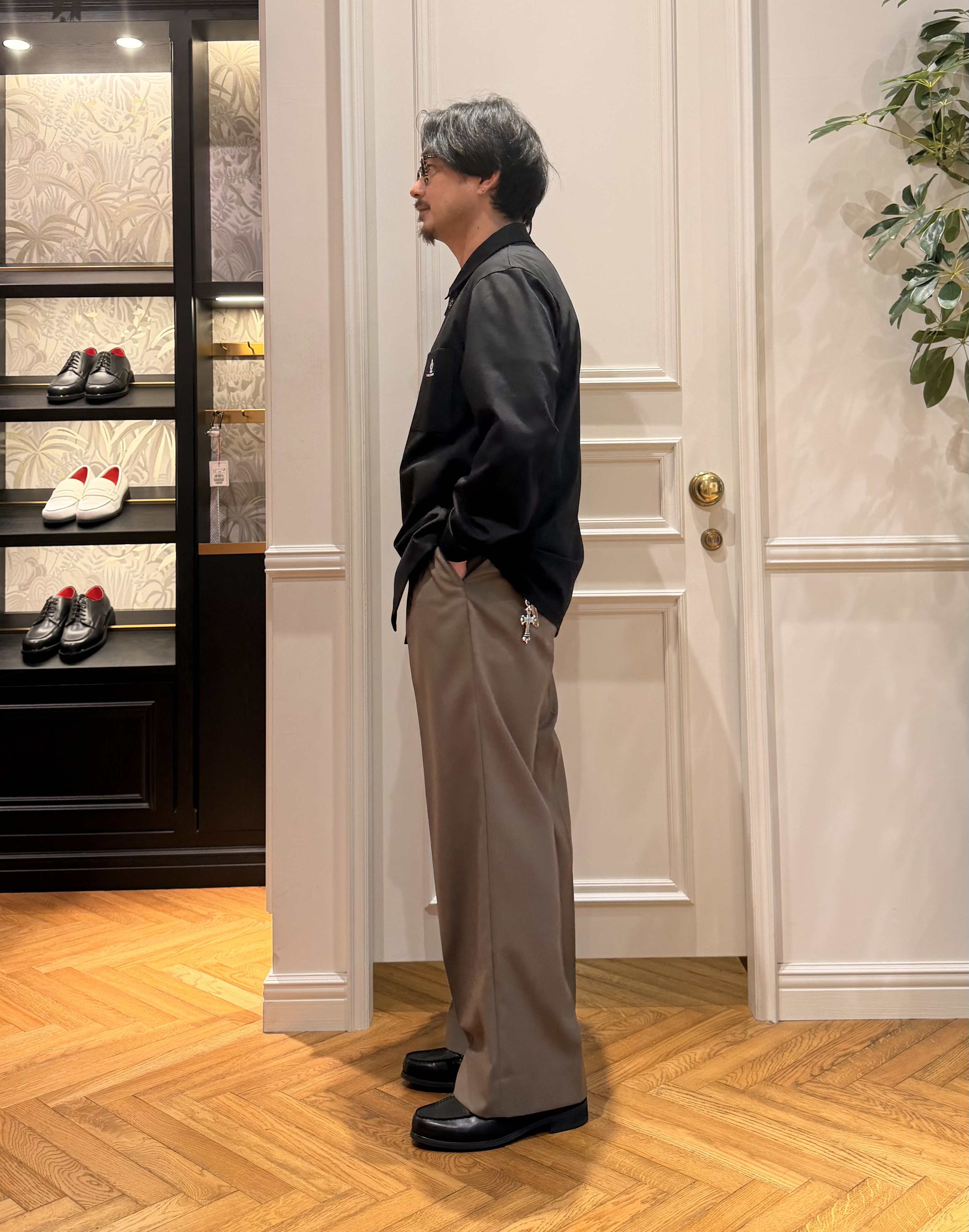 鶴田大士さんの「DRESSTERIOR｜【ウォッシャブル】サイドゴア ワンタックワイドパンツ」を使ったコーディネート