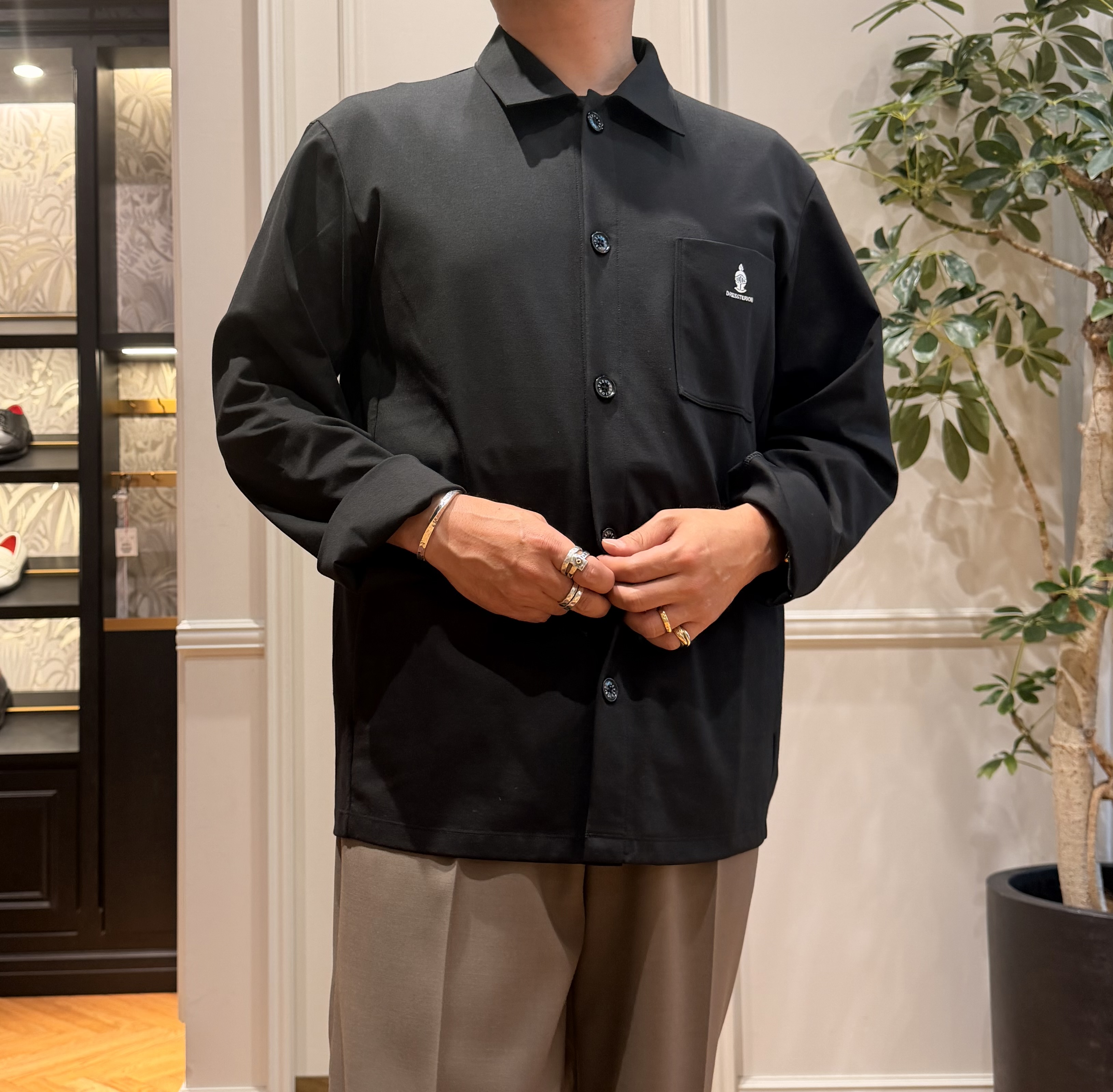 鶴田大士さんの「DRESSTERIOR｜【ウォッシャブル】サイドゴア ワンタックワイドパンツ」を使ったコーディネート