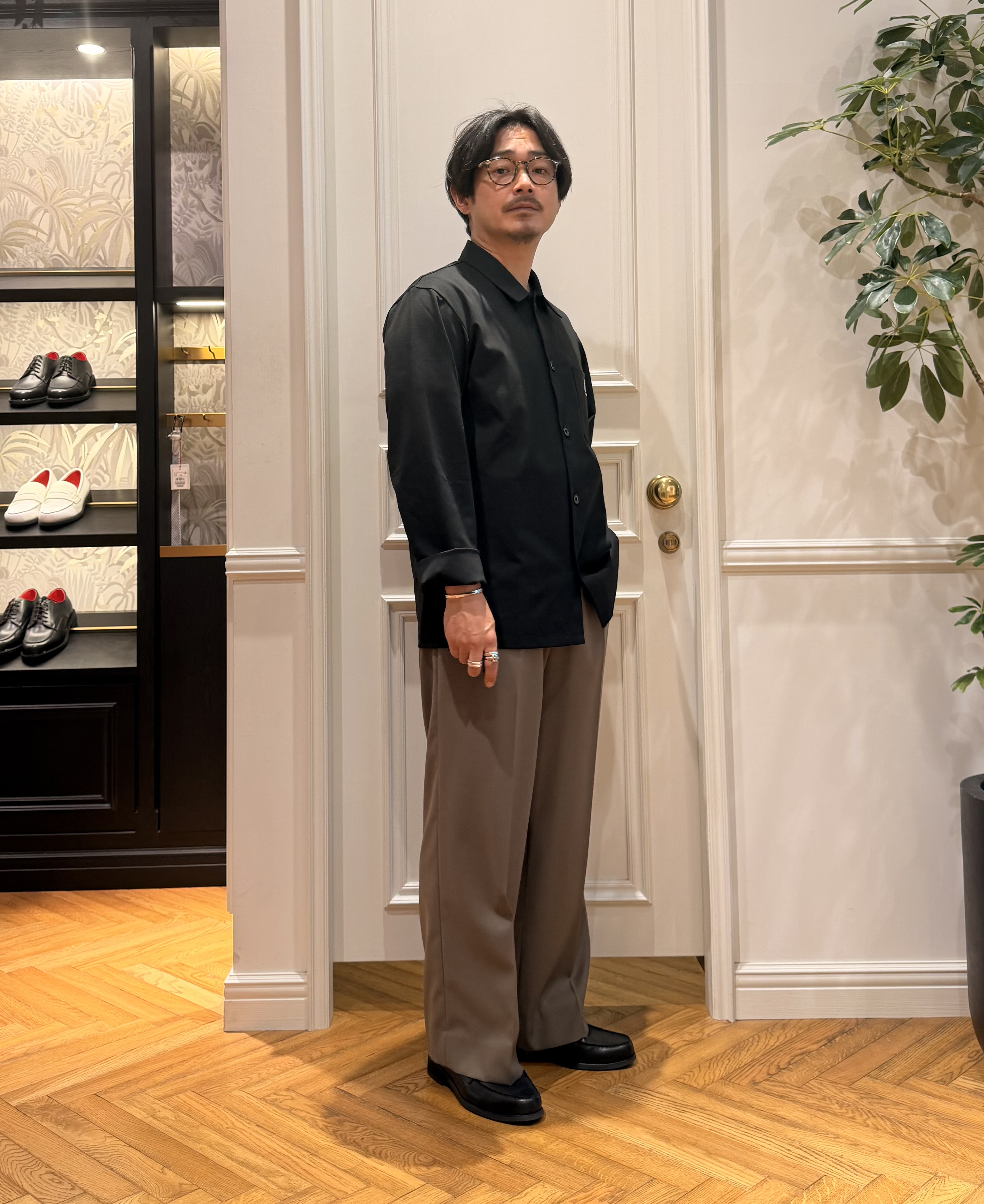 鶴田大士さんの「DRESSTERIOR｜【ウォッシャブル】サイドゴア ワンタックワイドパンツ」を使ったコーディネート
