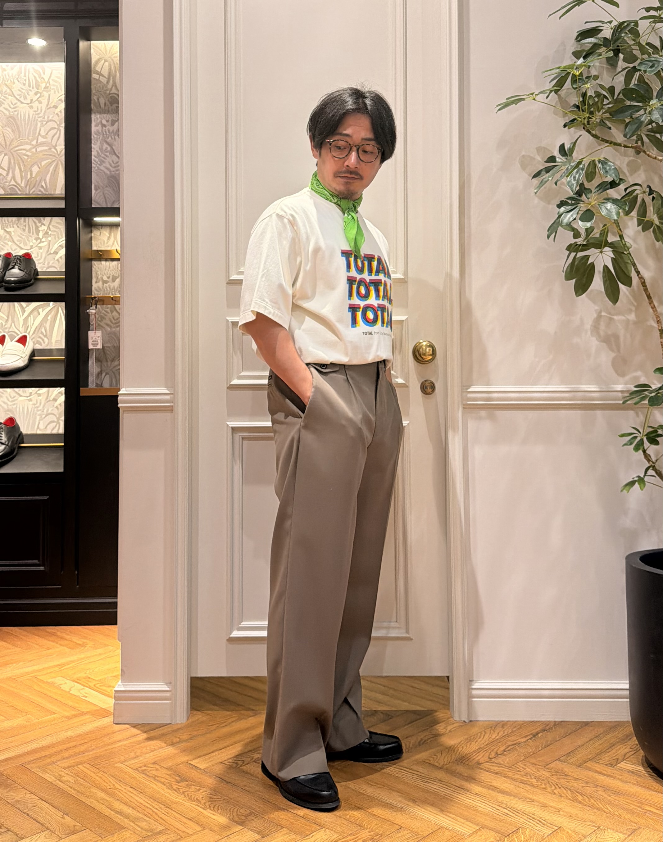 鶴田大士さんの「DRESSTERIOR｜【ウォッシャブル】サイドゴア ワンタックワイドパンツ」を使ったコーディネート