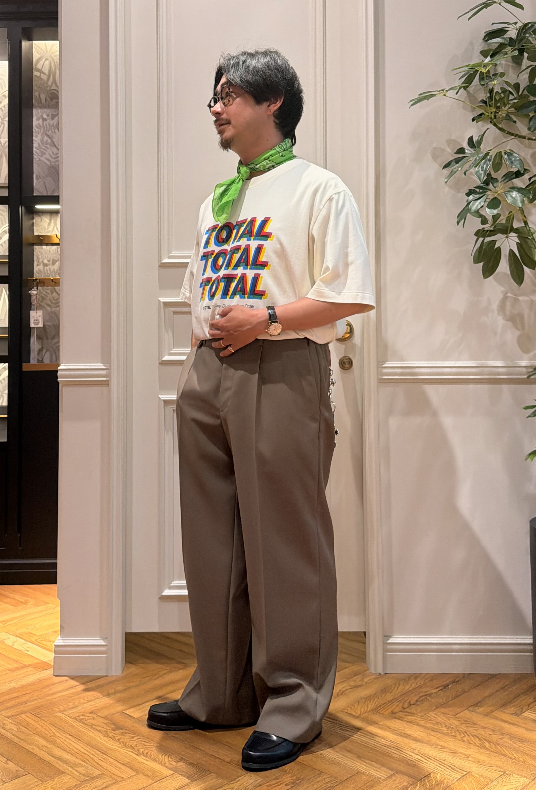 鶴田大士さんの「DRESSTERIOR｜【ウォッシャブル】サイドゴア ワンタックワイドパンツ」を使ったコーディネート