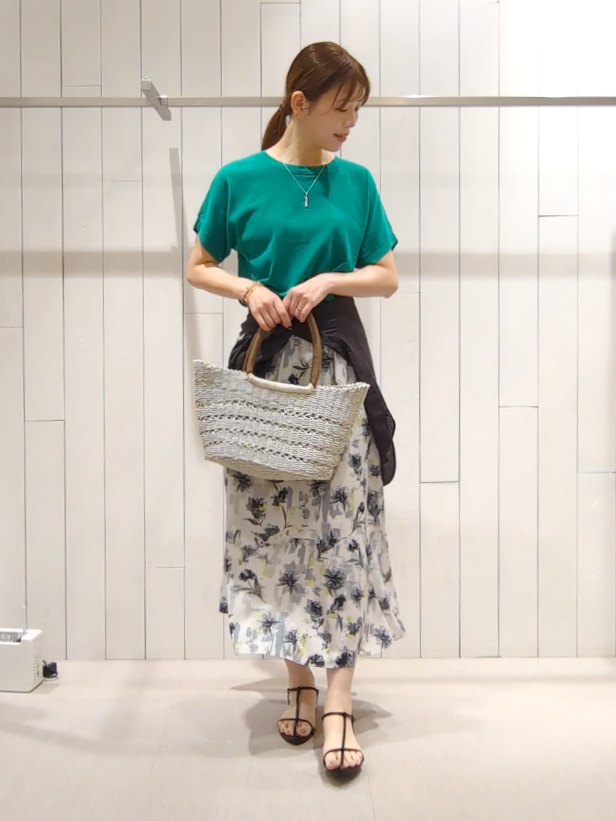 SHOさんの「INDIVI｜【洗える／SETUP可能】アートフラワープリントスカート」を使ったコーディネート