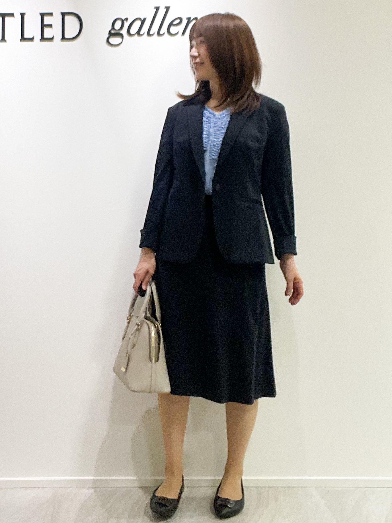 めいさんの「UNTITLED｜【接触冷感/通気性/洗える】Vネックフリルブラウス」を使ったコーディネート