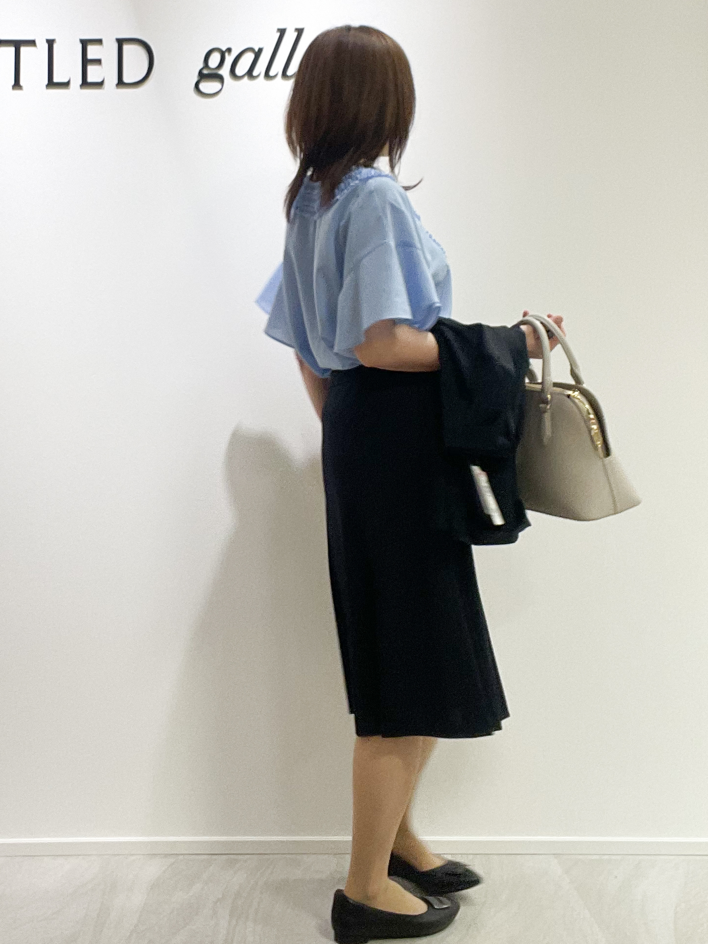 めいさんの「UNTITLED｜【接触冷感/通気性/洗える】Vネックフリルブラウス」を使ったコーディネート