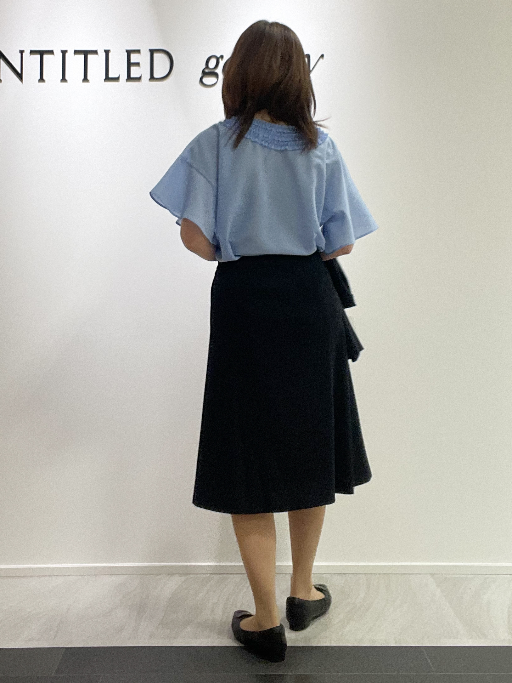 めいさんの「UNTITLED｜【接触冷感/通気性/洗える】Vネックフリルブラウス」を使ったコーディネート