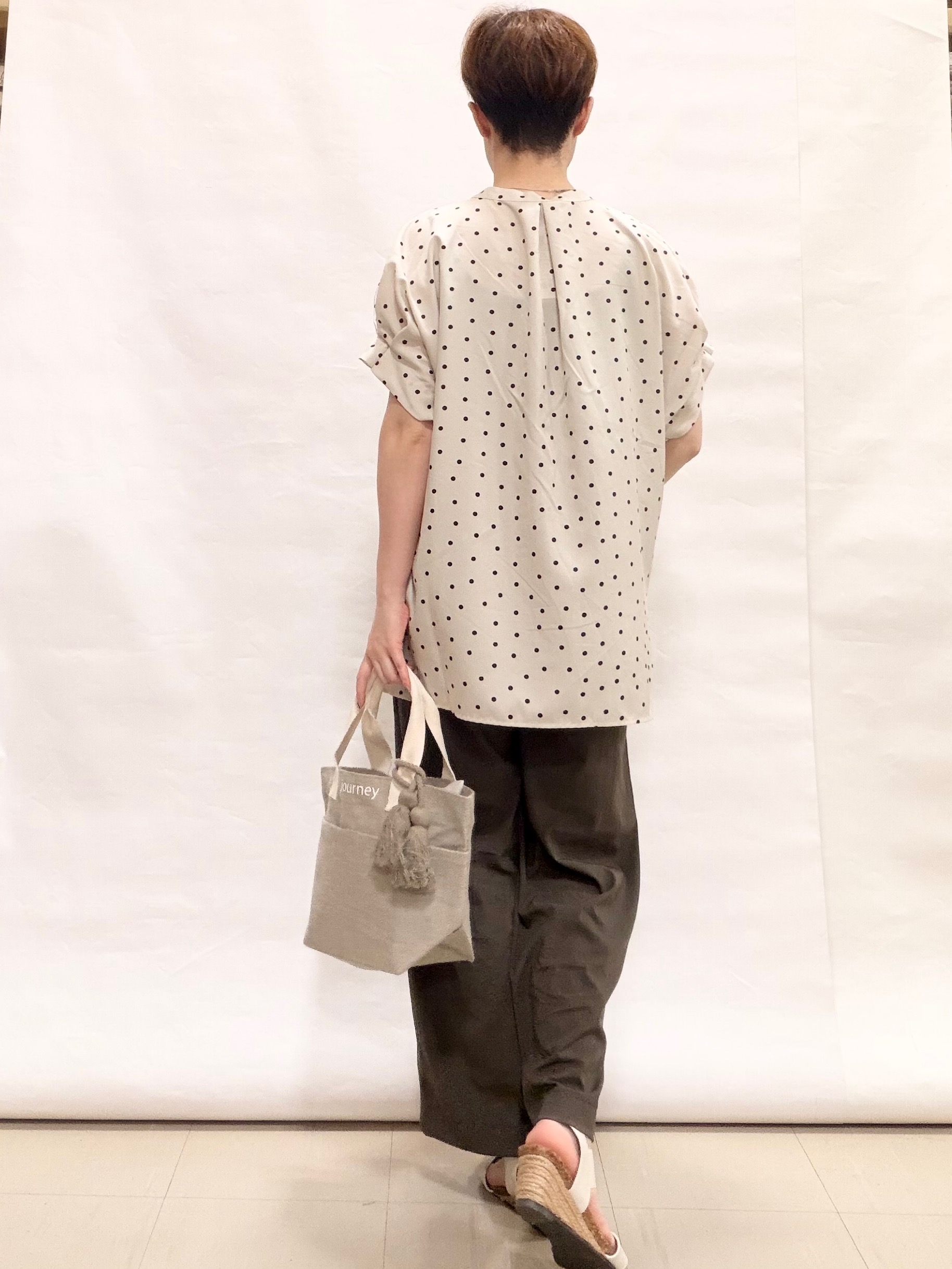なっちゃんさんの「SHOO･LA･RUE｜【洗濯機可／洗濯後しわになりにくい】大人の甘さをプラスする ドット柄袖タックブラウス」を使ったコーディネート