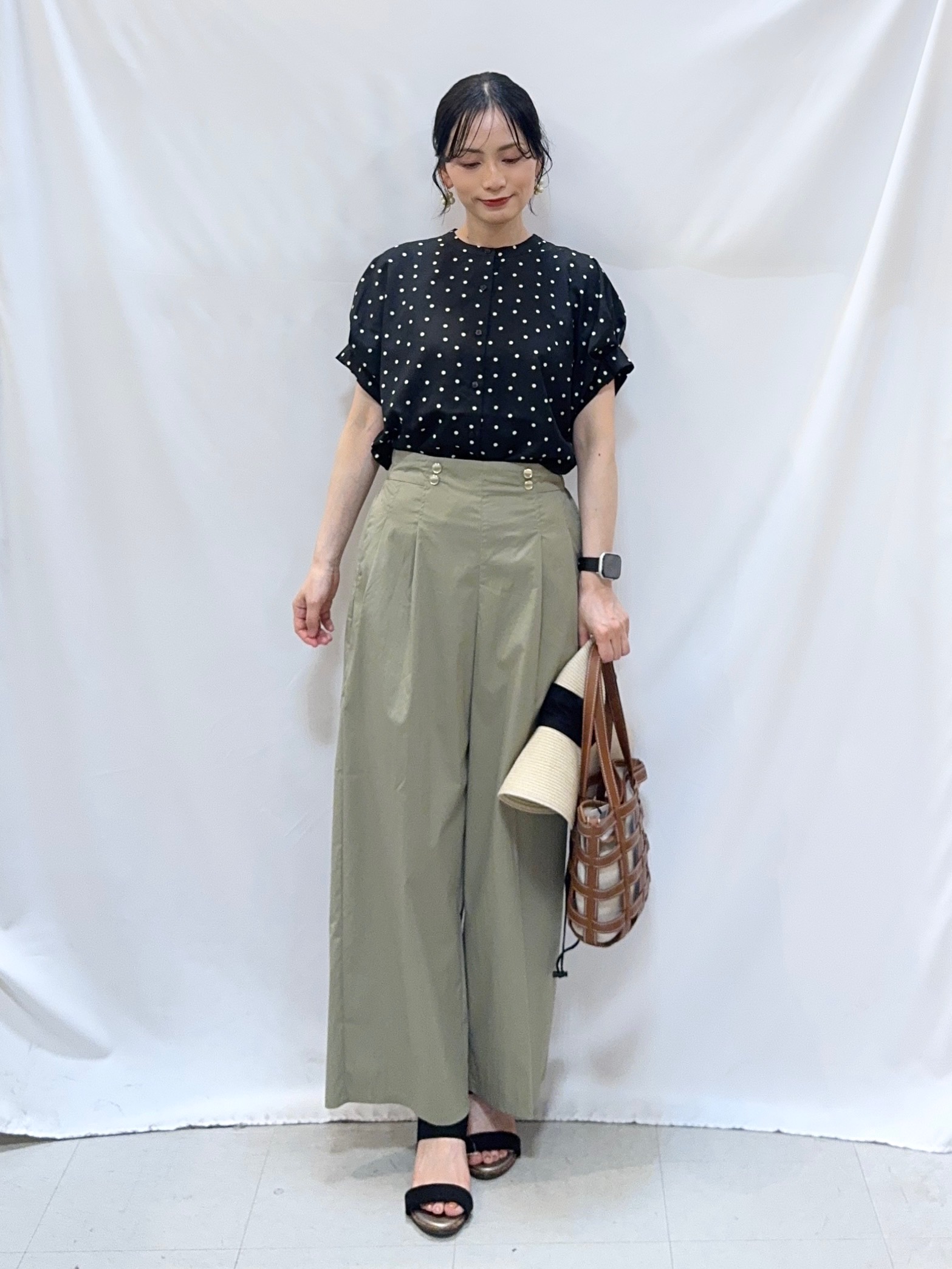 𝐇𝐢𝐫𝐨𝐦𝐢さんの「SHOO･LA･RUE｜【洗濯機可／洗濯後しわになりにくい】大人の甘さをプラスする ドット柄袖タックブラウス」を使ったコーディネート
