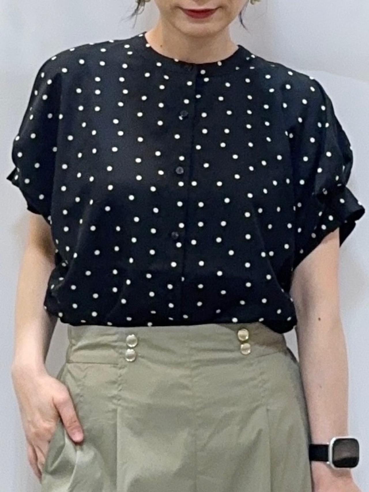 𝐇𝐢𝐫𝐨𝐦𝐢さんの「SHOO･LA･RUE｜【洗濯機可／洗濯後しわになりにくい】大人の甘さをプラスする ドット柄袖タックブラウス」を使ったコーディネート