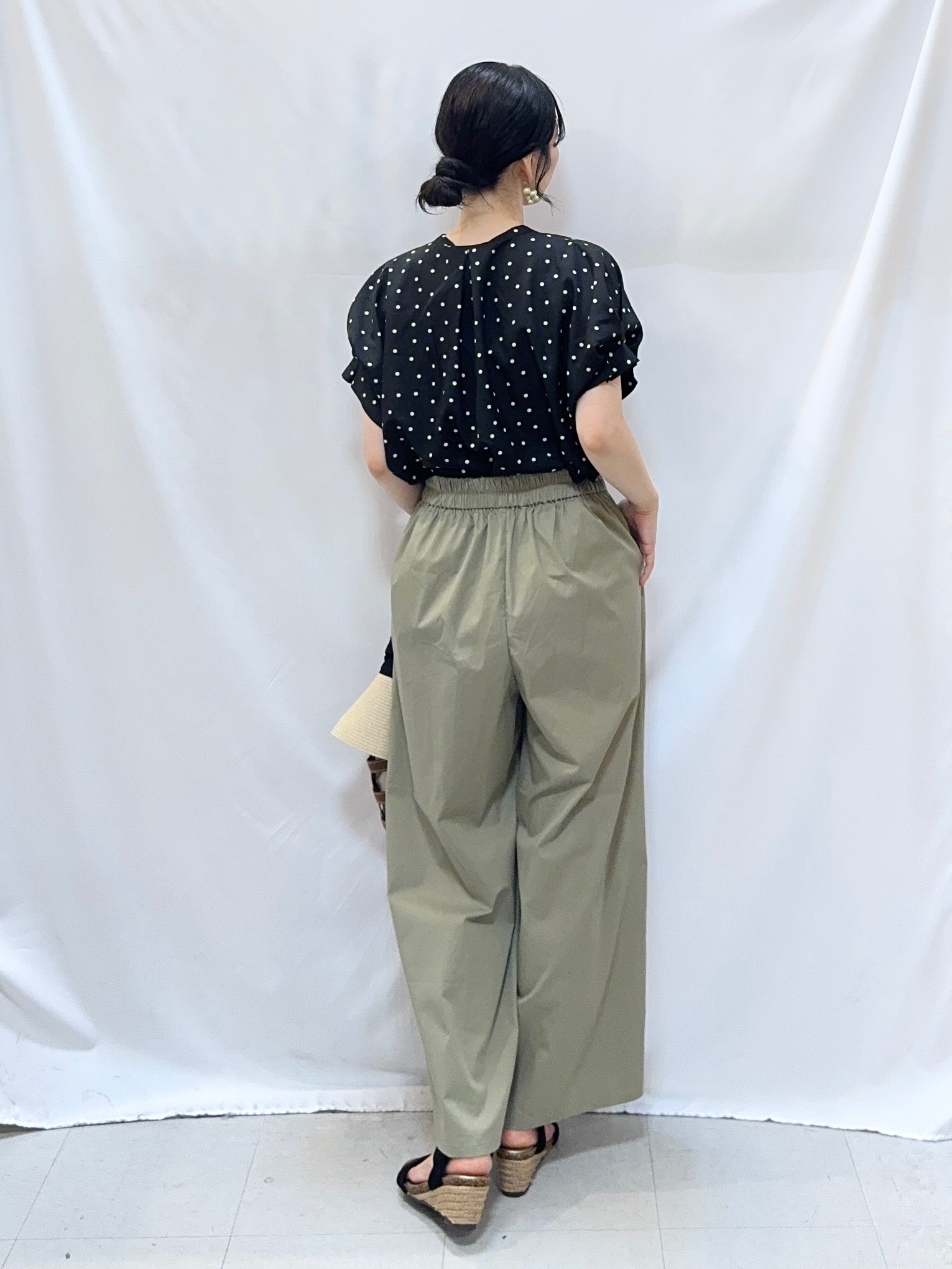 𝐇𝐢𝐫𝐨𝐦𝐢さんの「SHOO･LA･RUE｜【洗濯機可／洗濯後しわになりにくい】大人の甘さをプラスする ドット柄袖タックブラウス」を使ったコーディネート
