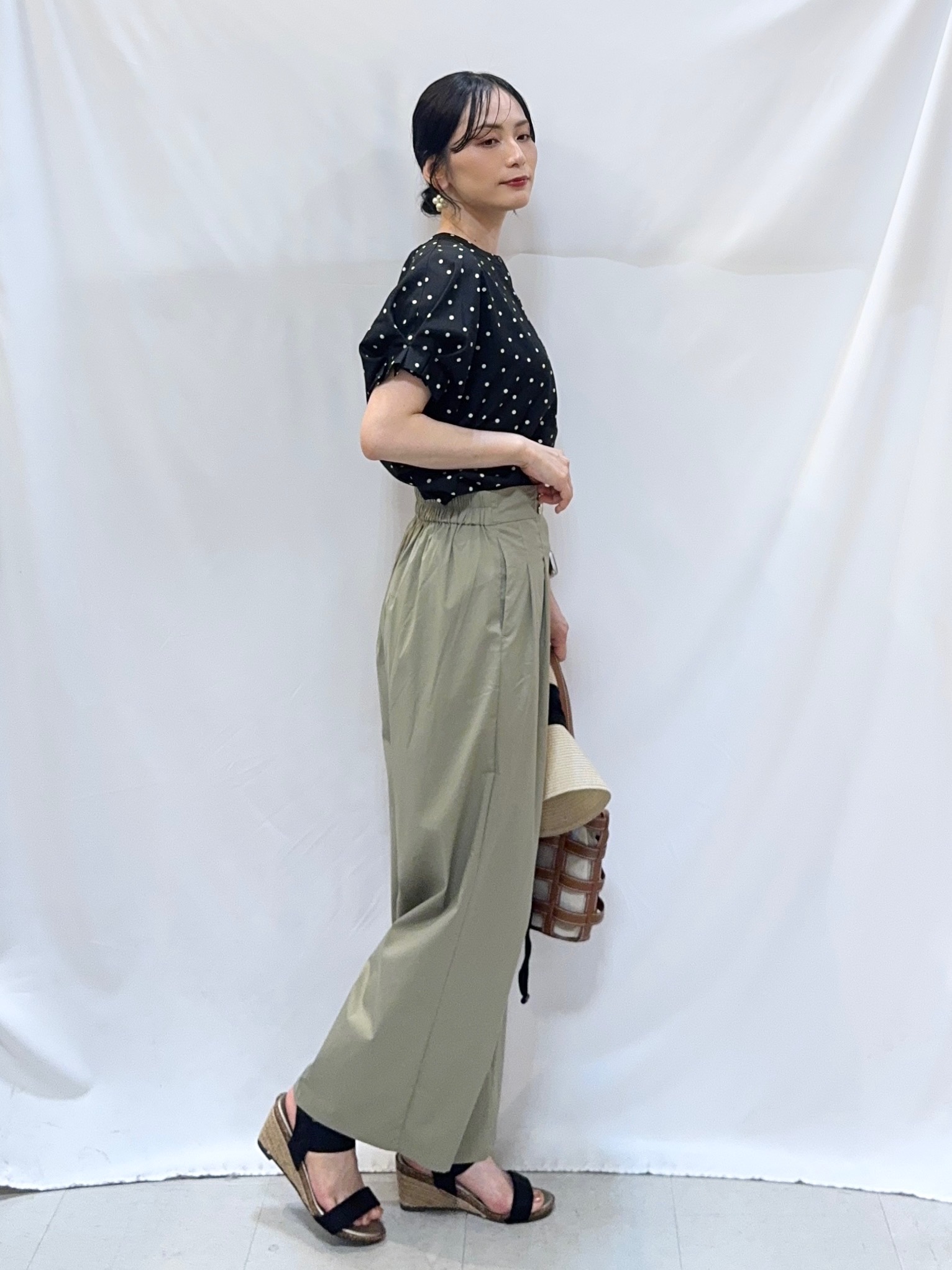 𝐇𝐢𝐫𝐨𝐦𝐢さんの「SHOO･LA･RUE｜【洗濯機可／洗濯後しわになりにくい】大人の甘さをプラスする ドット柄袖タックブラウス」を使ったコーディネート