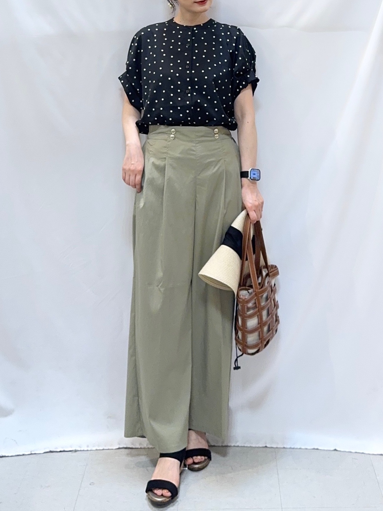 𝐇𝐢𝐫𝐨𝐦𝐢さんの「SHOO･LA･RUE｜【洗濯機可／洗濯後しわになりにくい】大人の甘さをプラスする ドット柄袖タックブラウス」を使ったコーディネート