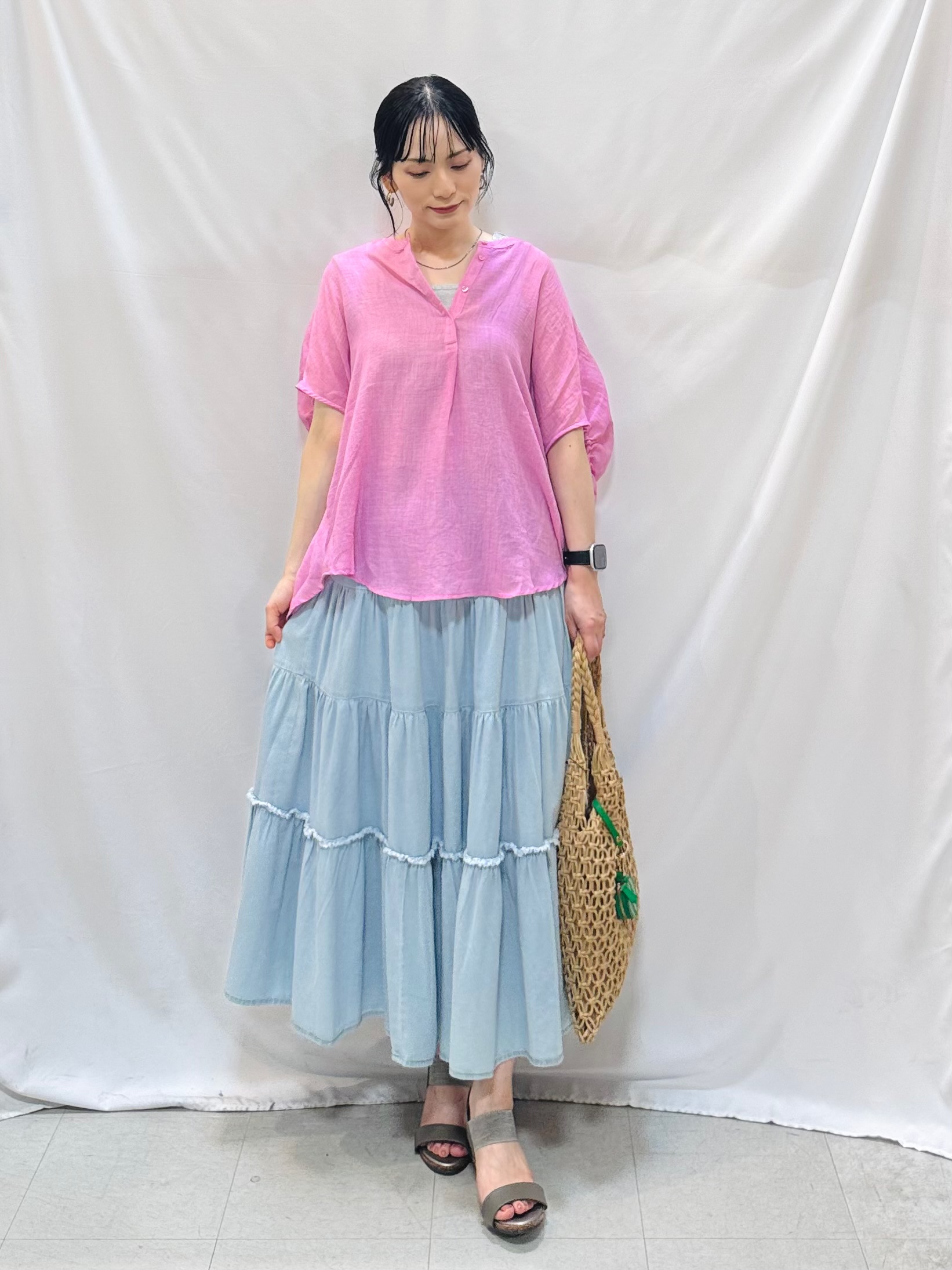𝐇𝐢𝐫𝐨𝐦𝐢さんの「SHOO･LA･RUE｜【体型カバー】バルーン風ゆるシャツブラウス」を使ったコーディネート