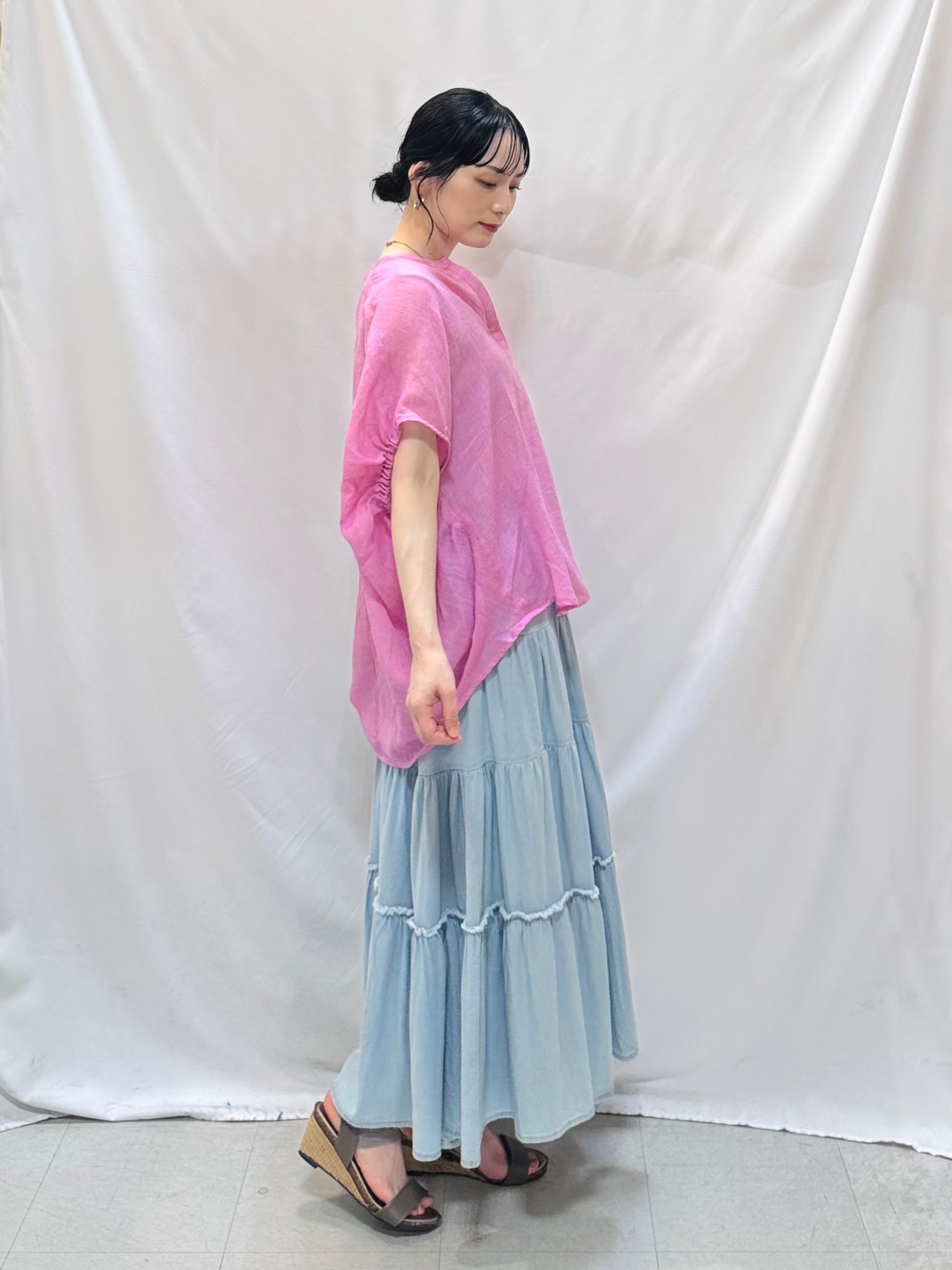 𝐇𝐢𝐫𝐨𝐦𝐢さんの「SHOO･LA･RUE｜【体型カバー】バルーン風ゆるシャツブラウス」を使ったコーディネート