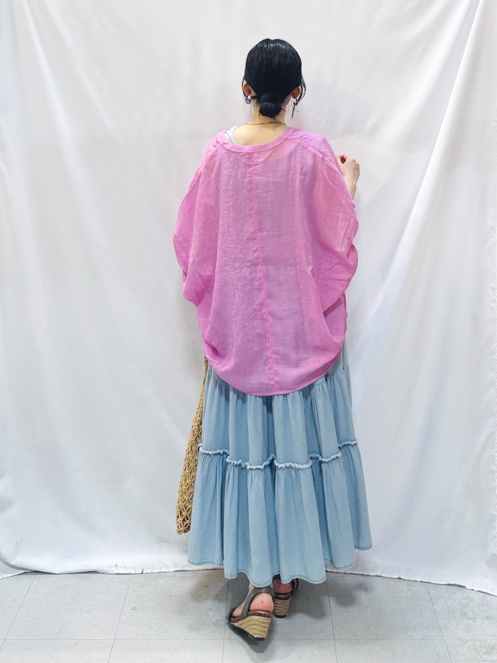 𝐇𝐢𝐫𝐨𝐦𝐢さんの「SHOO･LA･RUE｜【体型カバー】バルーン風ゆるシャツブラウス」を使ったコーディネート