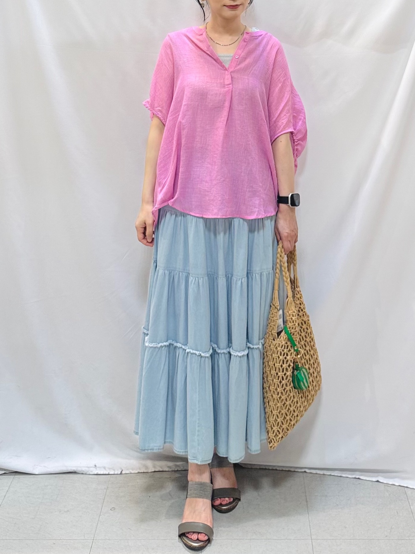 𝐇𝐢𝐫𝐨𝐦𝐢さんの「SHOO･LA･RUE｜【体型カバー】バルーン風ゆるシャツブラウス」を使ったコーディネート