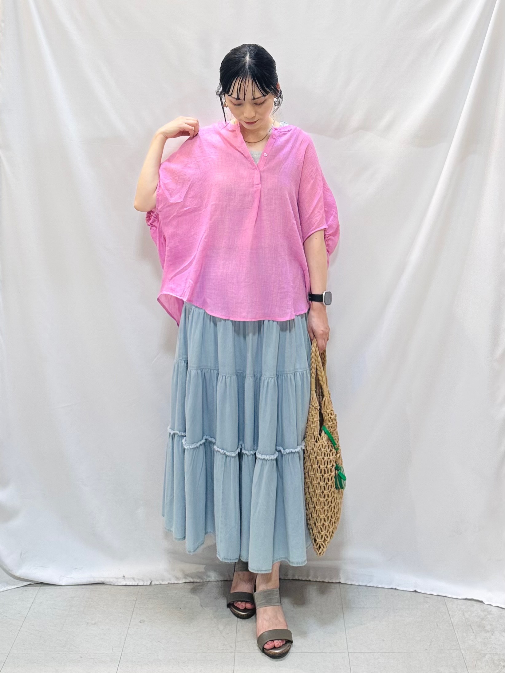 𝐇𝐢𝐫𝐨𝐦𝐢さんの「SHOO･LA･RUE｜【体型カバー】バルーン風ゆるシャツブラウス」を使ったコーディネート