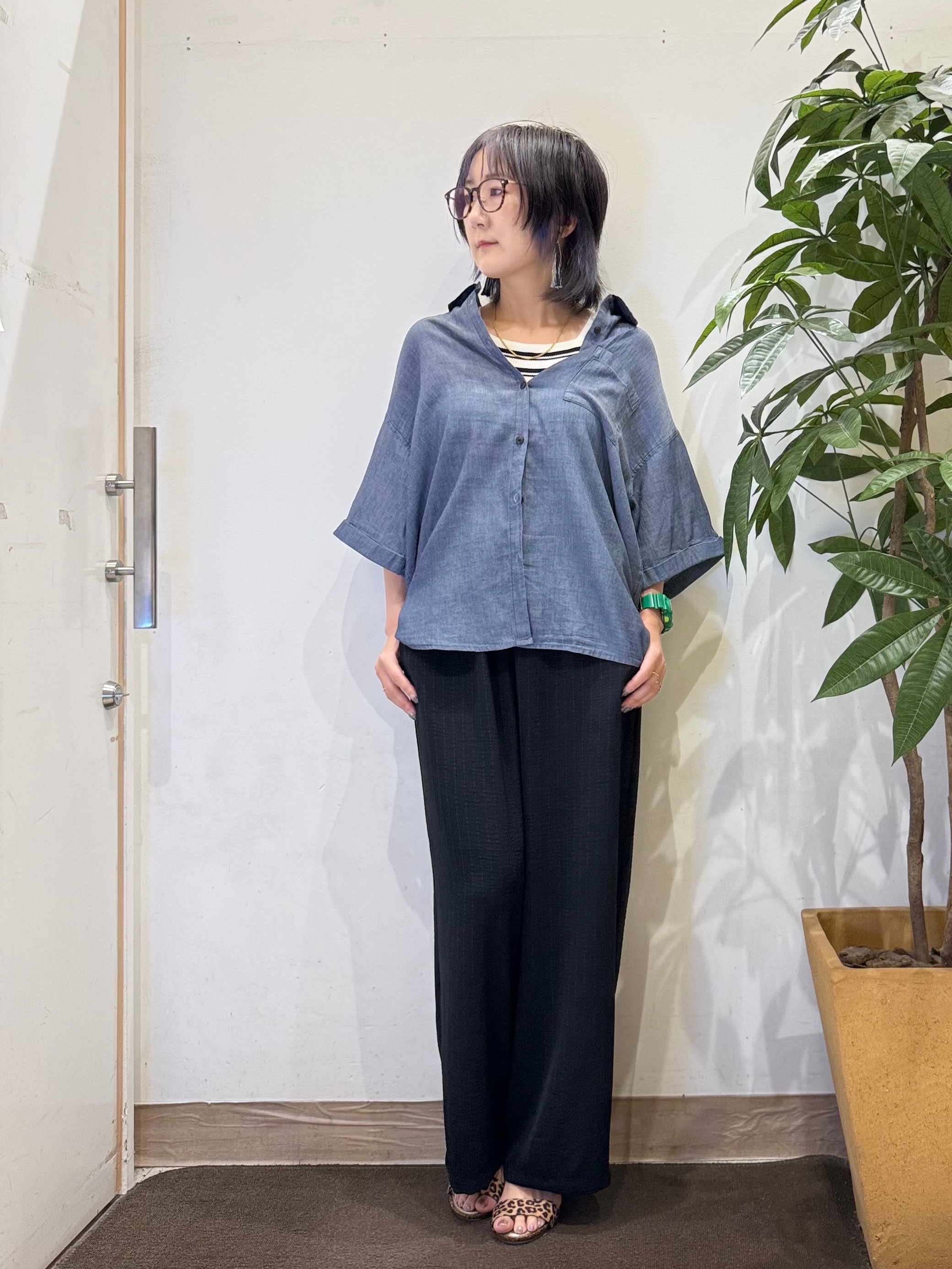 misakiさんの「SHOO･LA･RUE｜【S-LL/洗濯機可/綿100%】やわらかシアーデニム 5分袖ポケットシャツ」を使ったコーディネート