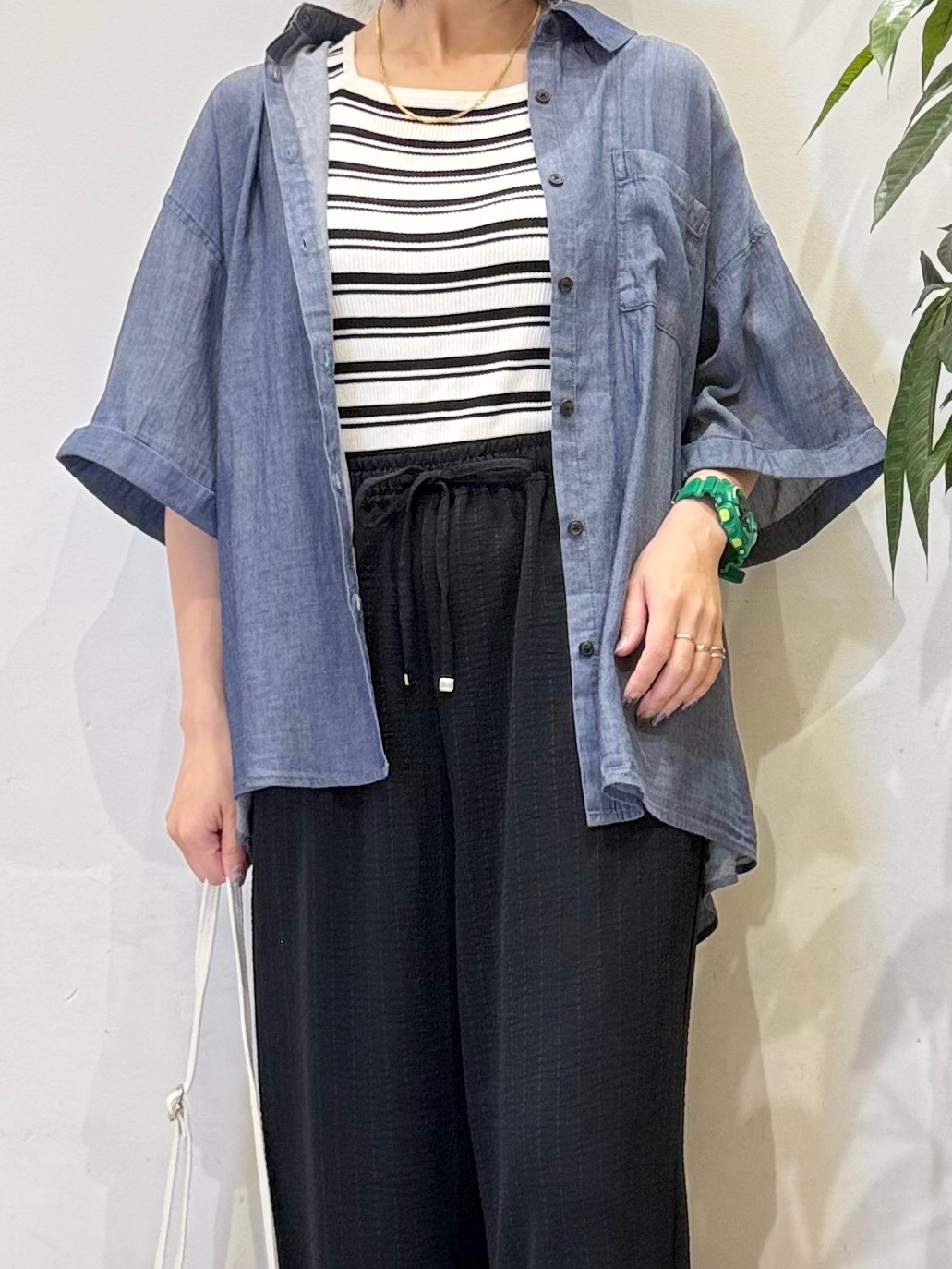 misakiさんの「SHOO･LA･RUE｜【S-LL/洗濯機可/綿100%】やわらかシアーデニム 5分袖ポケットシャツ」を使ったコーディネート