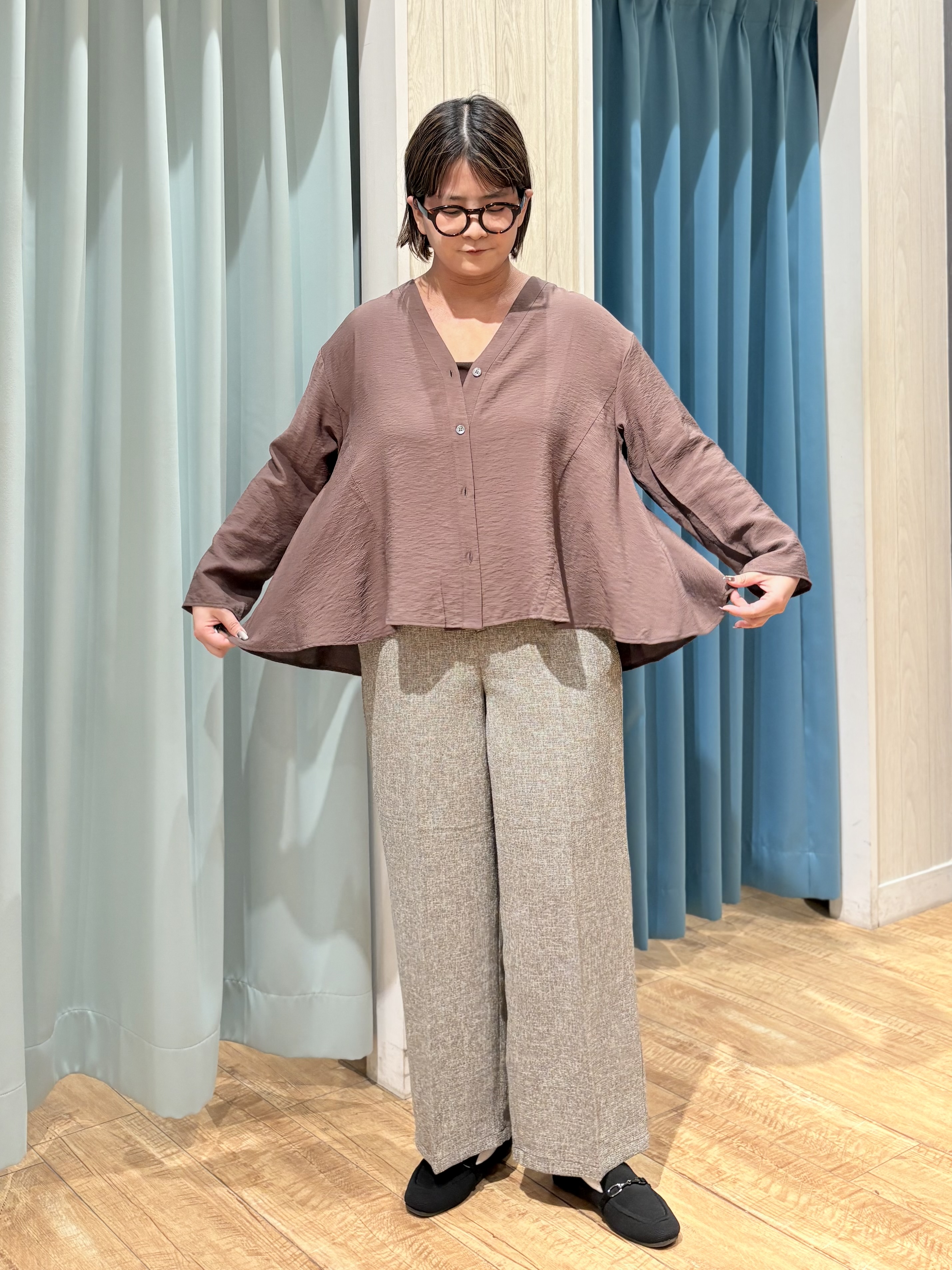 砂糖さんの「SHOO･LA･RUE｜【洗濯機可/S-LL】お顔周りすっきり 大人のシアーシャツカーディガン」を使ったコーディネート