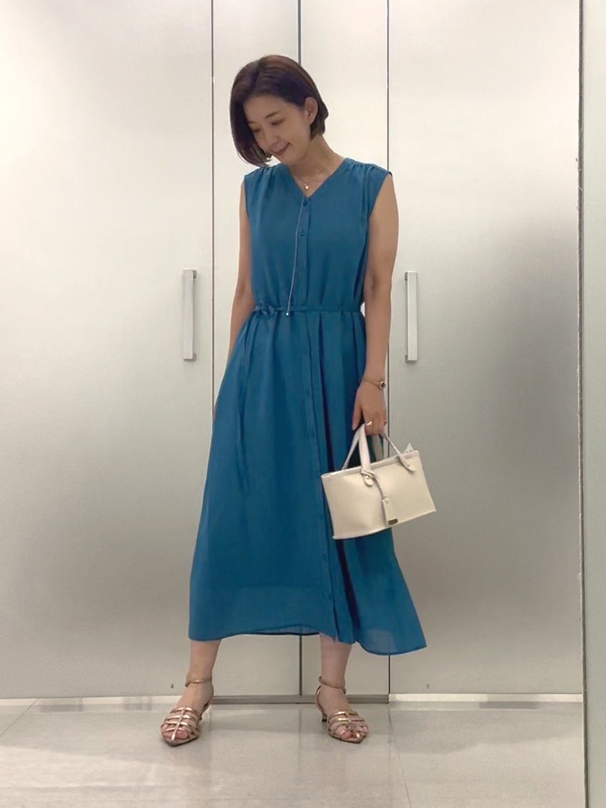 まどかさんの「UNTITLED｜【通気性/前開きボタン】シアーVネックワンピース」を使ったコーディネート